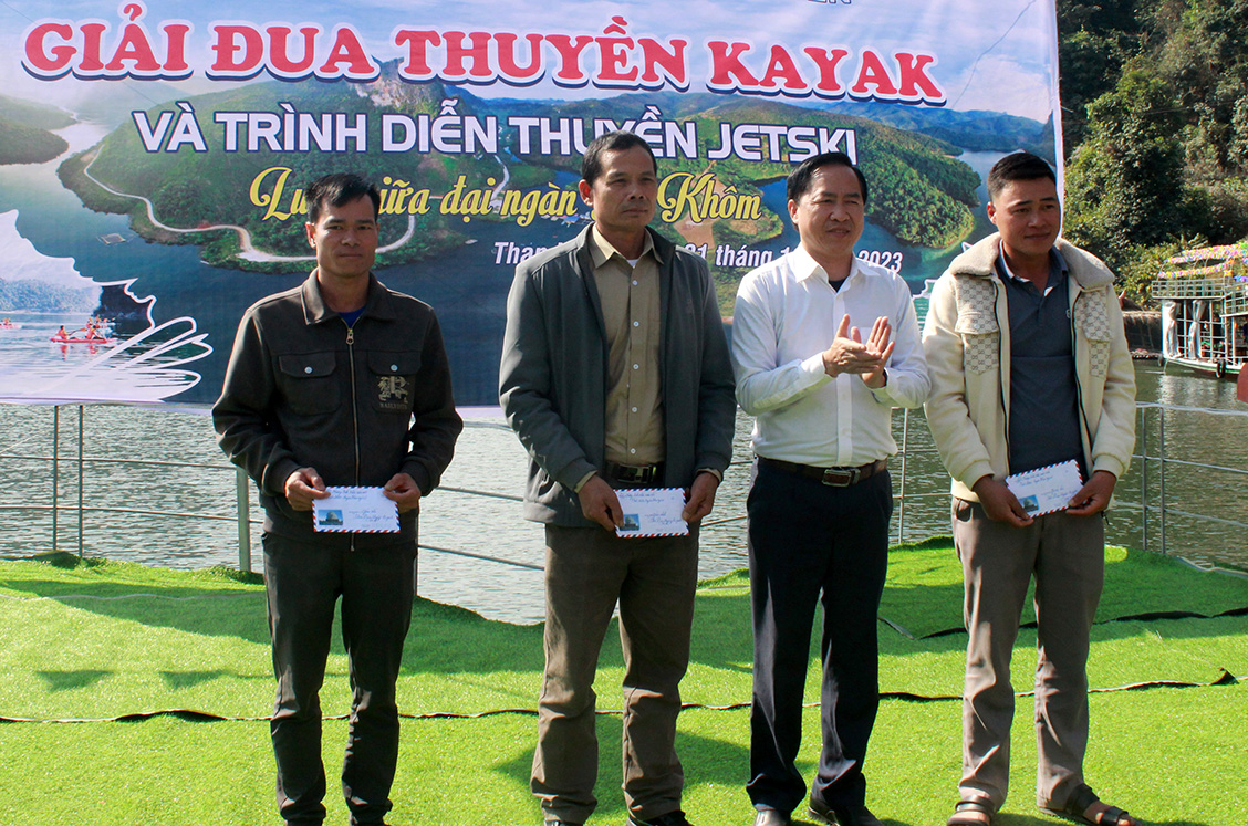 Đồng chí Trần Quang Chiến - Phó Chủ tịch UBND huyện Than Uyên, Trưởng Ban Tổ chức giải trao giải nhất, nhì, ba cho vận động viên tham gia ở nội dung 1.000m.