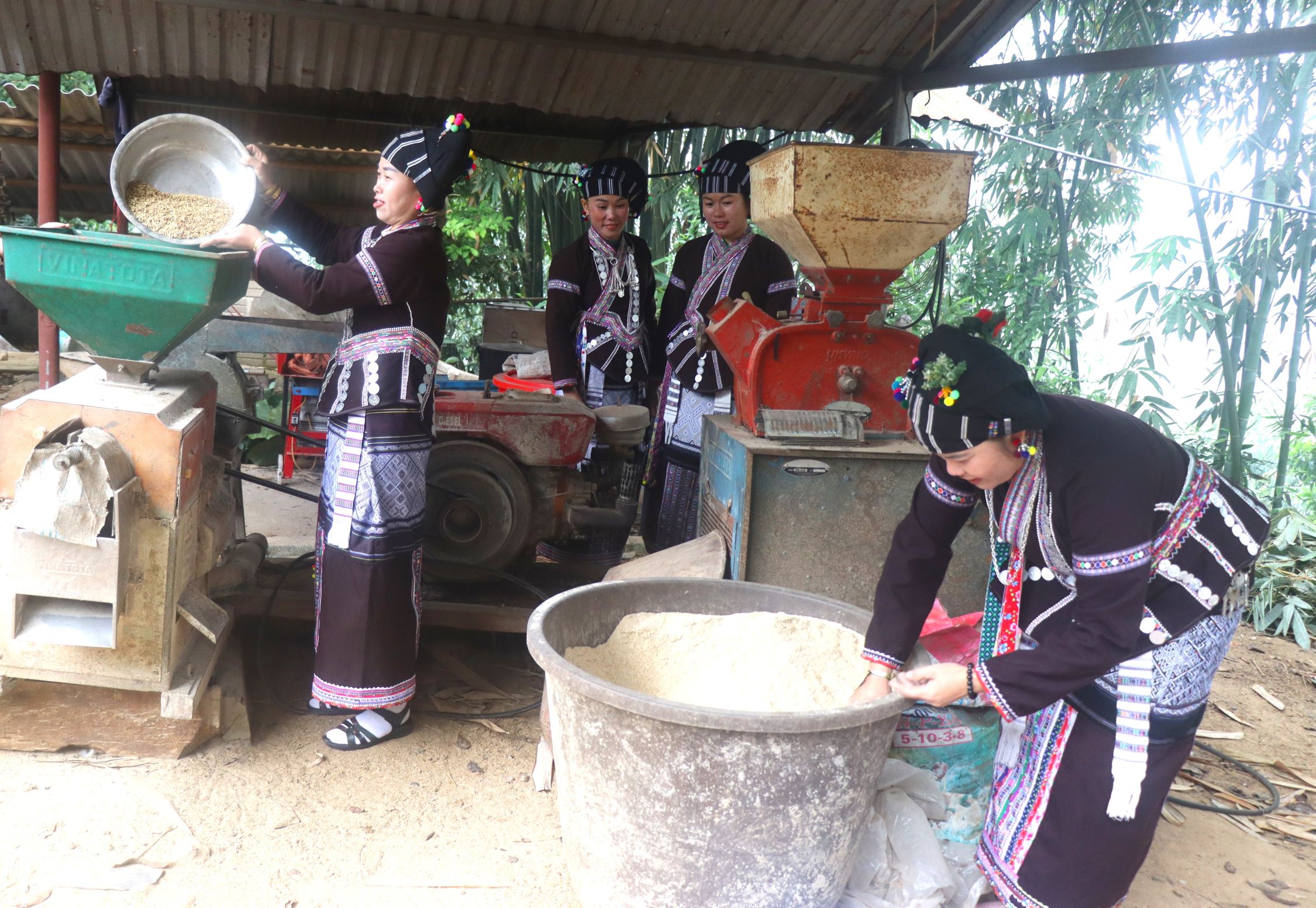 Người dân bản Phiêng Chá, xã Nậm Tăm đã biết sử dụng máy móc trong sản xuất.