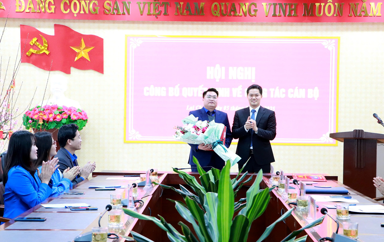 … tặng hoa chúc mừng đồng chí Tao Văn Giót. 