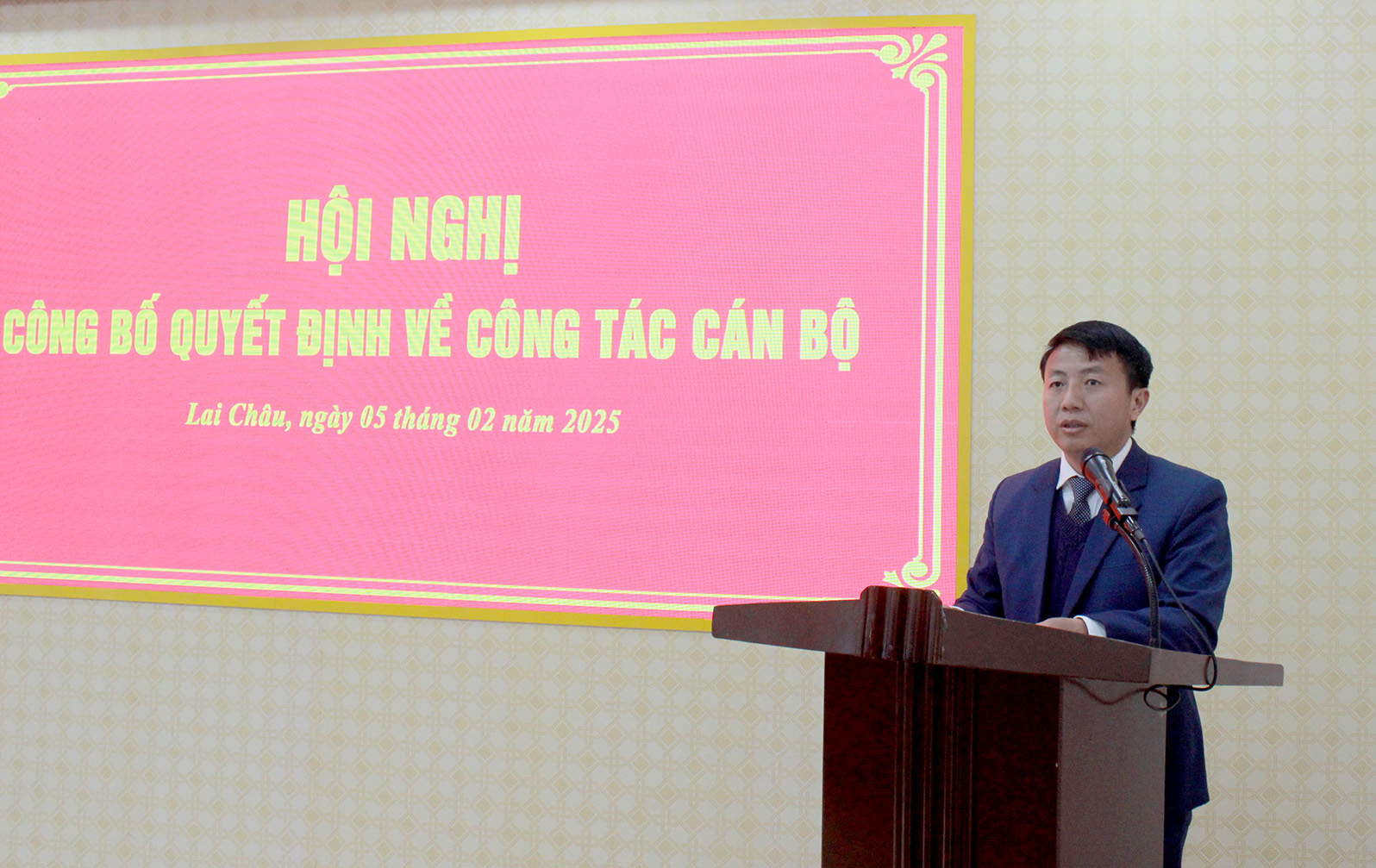 Đồng chí Sùng A Nủ - Phó trưởng Ban Tổ chức Tỉnh ủy công bố quyết định, điều động chức danh Phó Bí thư Tỉnh đoàn.