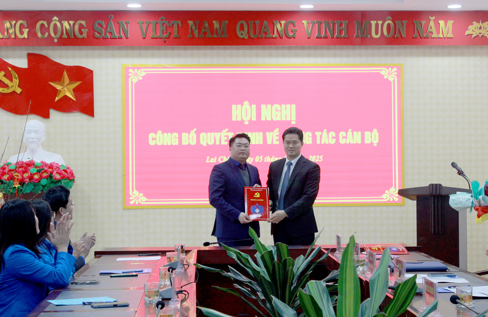 Đồng chí Vũ Mạnh Hà - Phó Bí thư Thường trực Tỉnh ủy trao quyết định cho đồng chí Tao Văn Giót.
