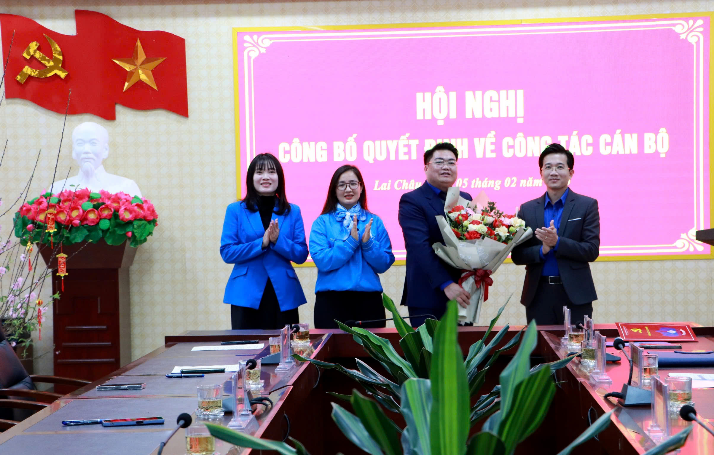 Lãnh đạo Tỉnh đoàn tặng hoa chúc mừng đồng chí Tao Văn Giót.