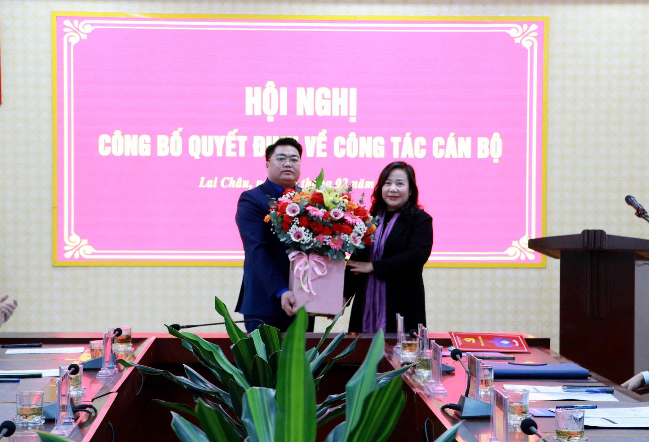Đồng chí Tẩn Thị Quế - Tỉnh ủy viên, Bí thư Huyện ủy Tam Đường tặng hoa chức mừng đồng chí Tao Văn Giót.