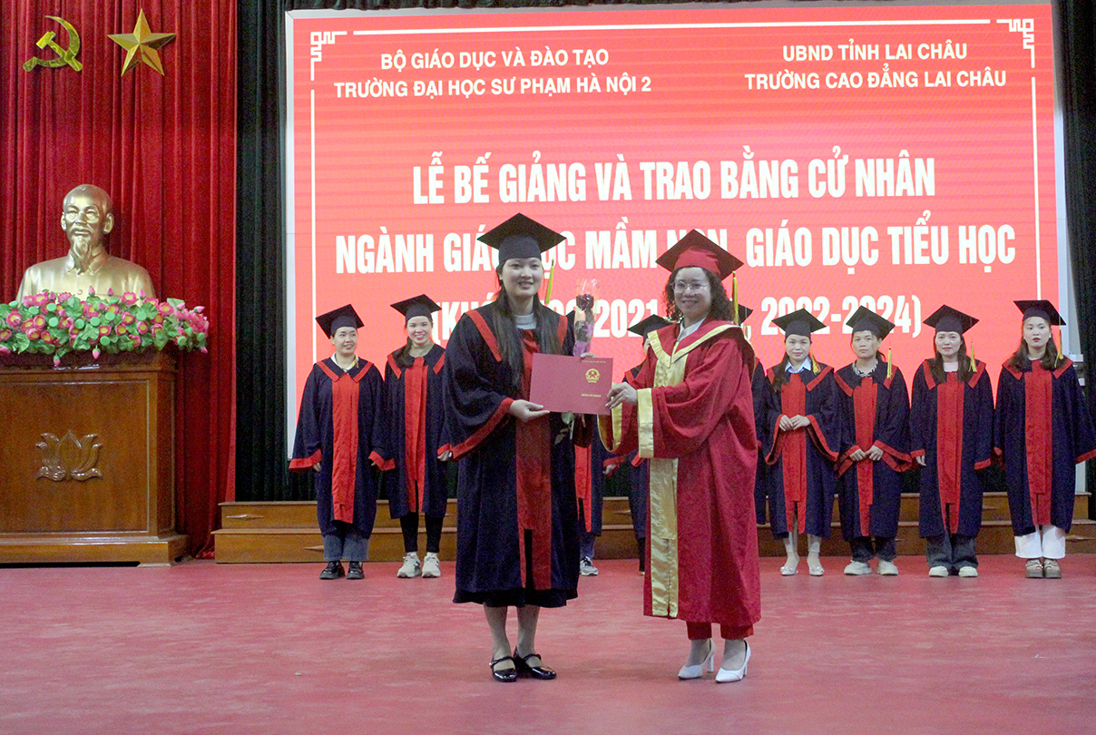 Tiến sĩ Lê Thị Hà Giang - Phó Hiệu trưởng Trường Cao đẳng Lai Châu trao bằng tốt nghiệp cho các học viên.