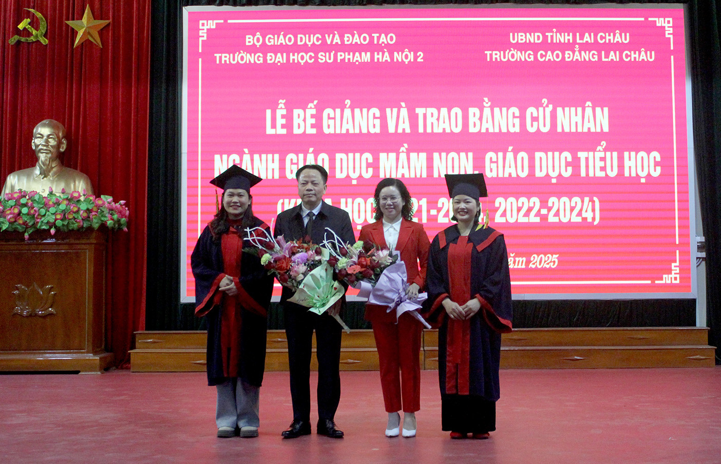 Đại diện học viên ngành Giáo dục Mầm non, giáo dục Tiểu học tặng hoa cho Trường Đại học Sư phạm Hà Nội 2, Trường Cao đẳng Lai Châu.