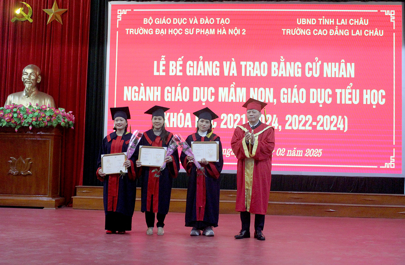 Tiến sĩ Trịnh Đình Vinh - Phó Hiệu trưởng Trường Đại học Sư phạm Hà Nội 2 trao bằng tốt nghiệp và Giấy khen cho các học sinh đạt kết quả tốt nghiệp hạng giỏi.