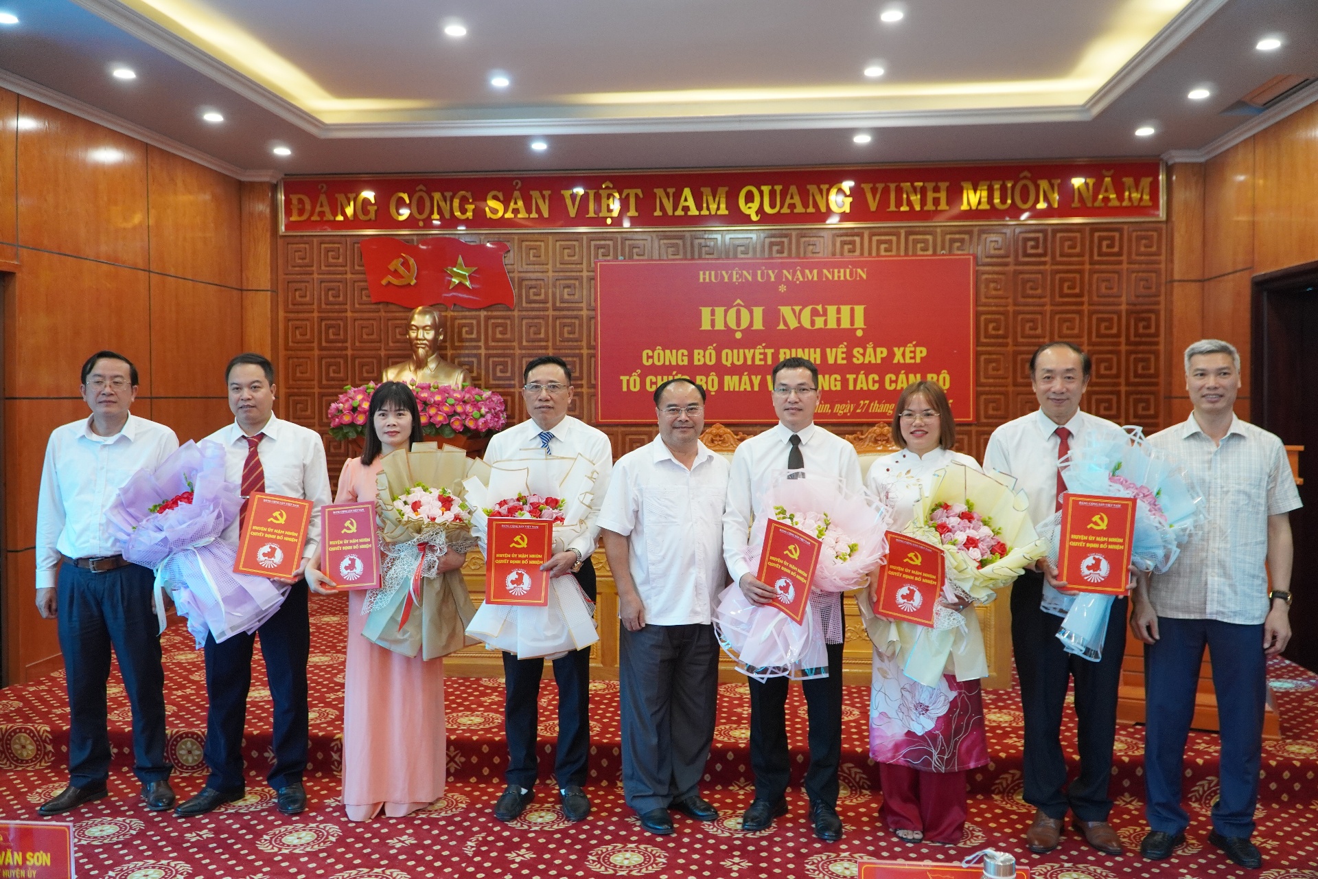  Lãnh đạo Huyện ủy, UBND huyện Nậm Nhùn chụp ảnh lưu niệm tại Hội nghị.