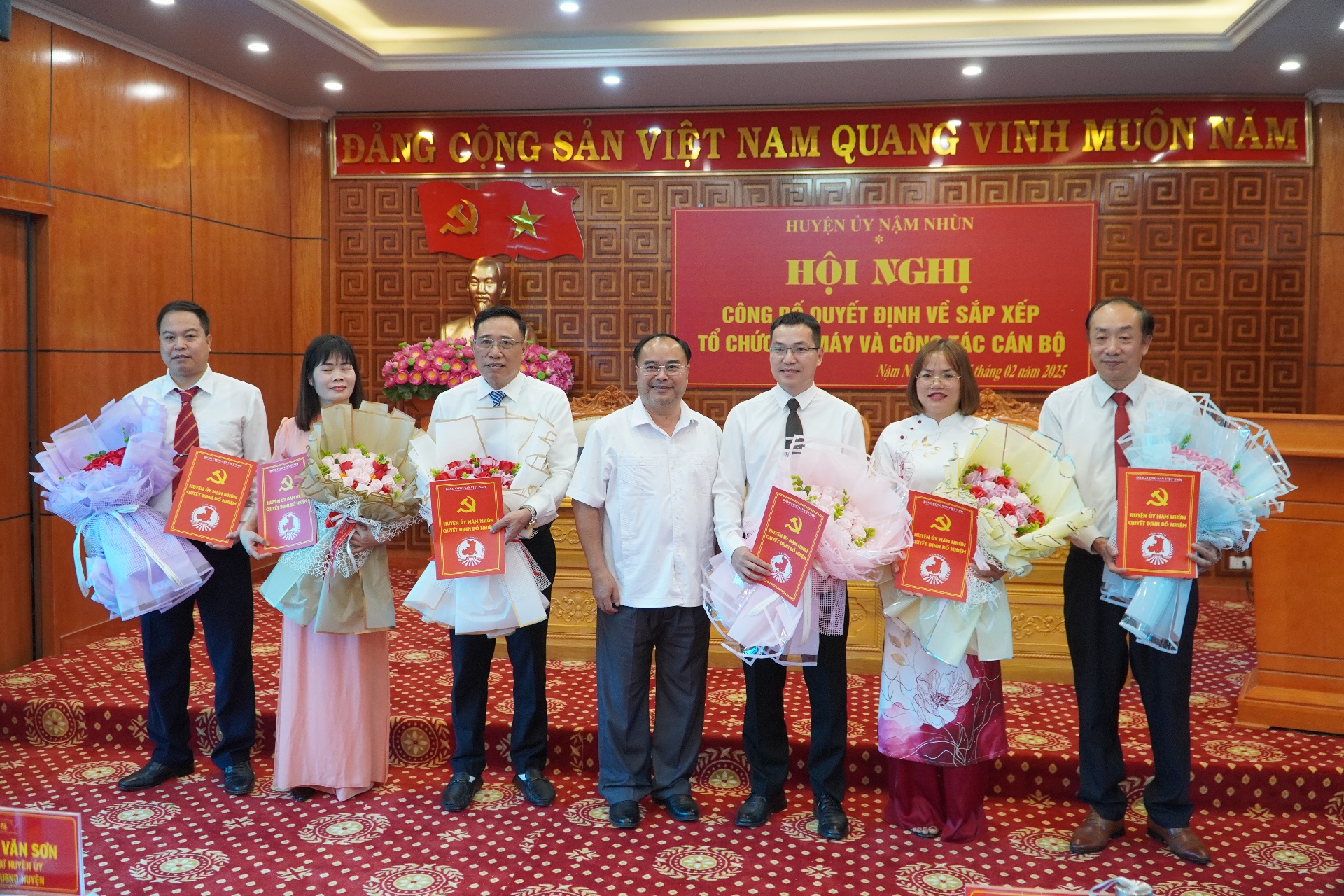 Đồng chí Mùa A Trừ - Tỉnh ủy viên, Bí thư Huyện ủy trao các quyết định về sắp xếp tổ chức bộ máy và công tác cán bộ.