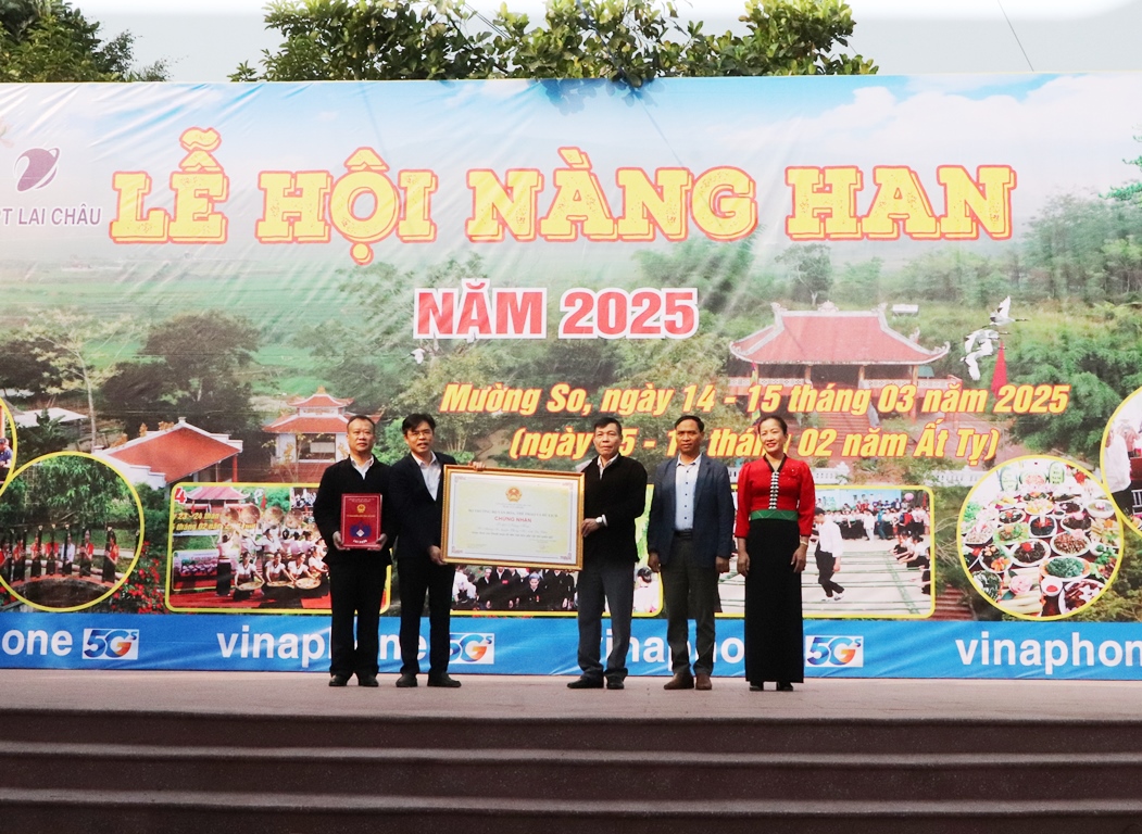 Thừa ủy quyền của Bộ trưởng Bộ Văn hóa, Thể thao và Du lịch, đồng chí Trần Quang Kháng – Phó Giám đốc Sở Văn Hóa, Thể thao và Du lịch trao chứng nhận lễ hội Nàng Han được đưa vào danh mục di sản văn hóa phi vật thể quốc gia.  