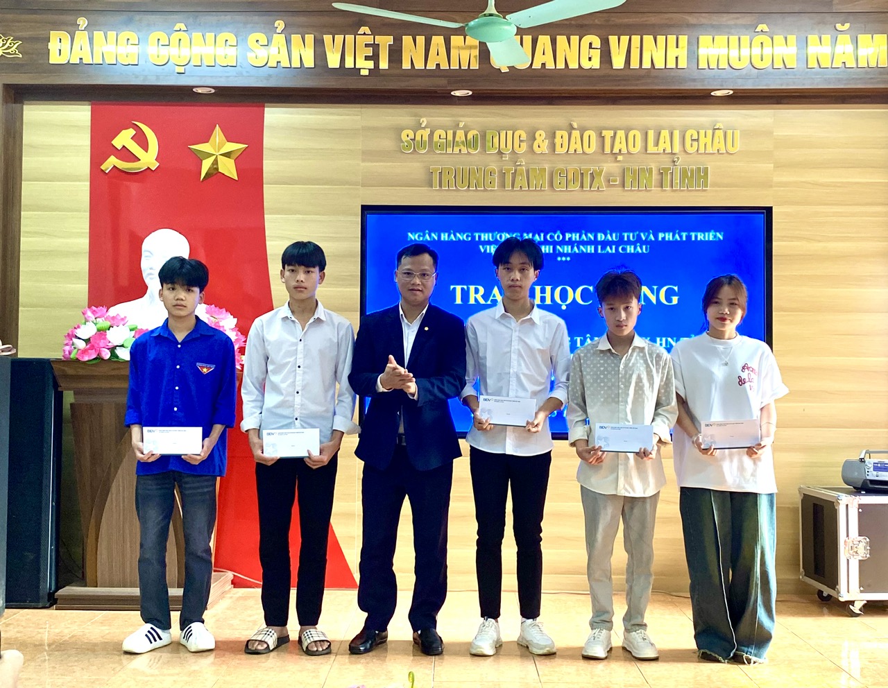 Đồng chí Phan Quang Hưng - Phó Giám đốc Ngân hàng Thương mại Cổ phần Đầu tư và Phát triển Việt Nam chi nhánh Lai Châu trao học bổng cho các học viên.