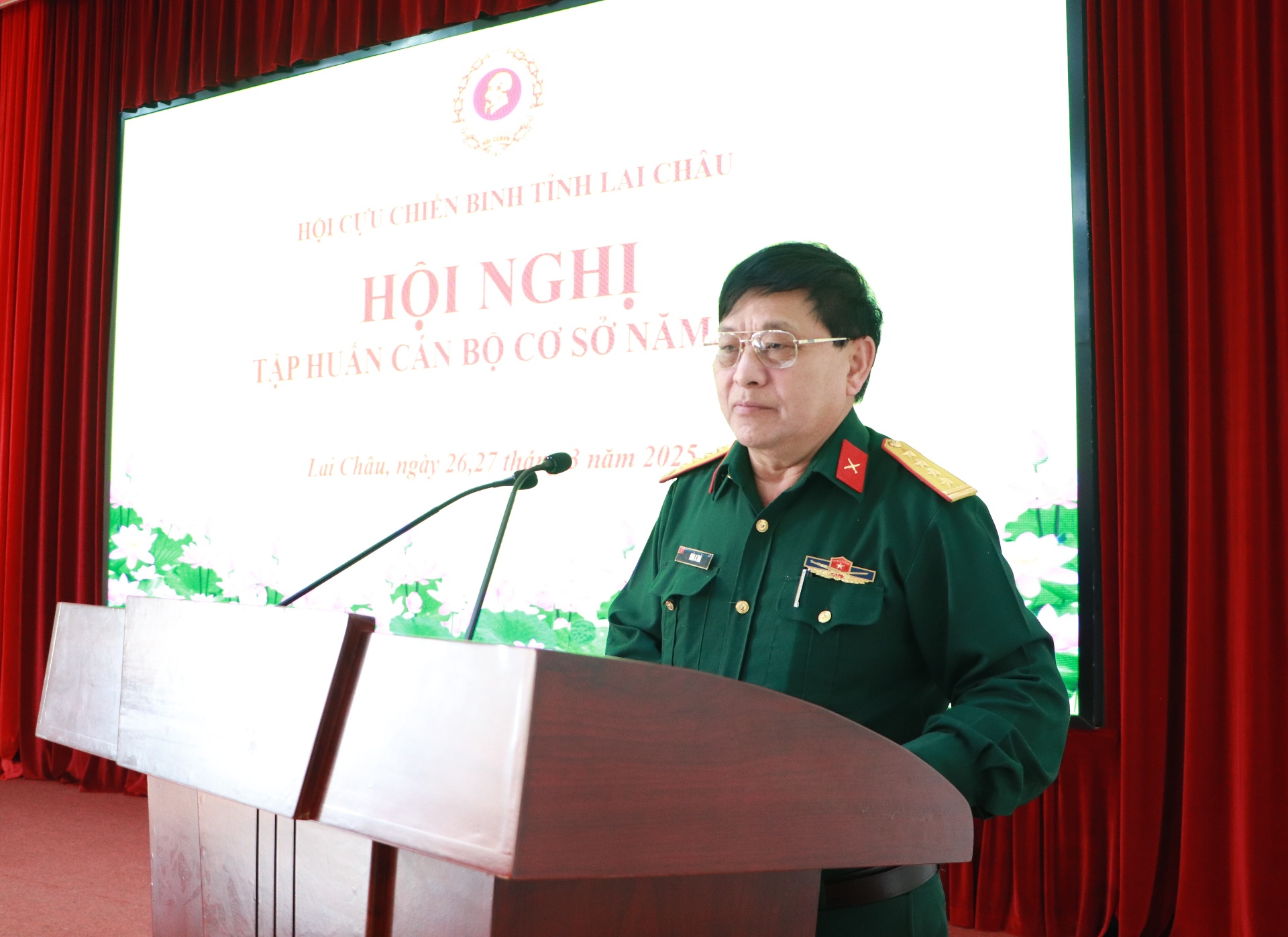 Đồng chí Mùa A Trá - Chủ tịch Hội Cựu chiến binh tỉnh phát biểu tại Hội nghị.