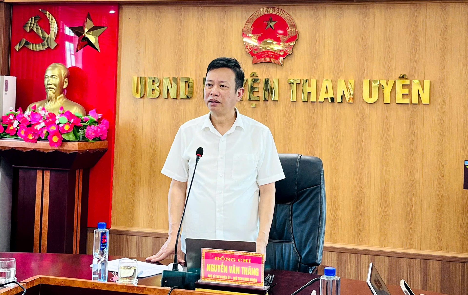 Đồng chí Nguyễn Văn Thăng - Chủ tịch UBND Than Uyên kết luận phiên họp.