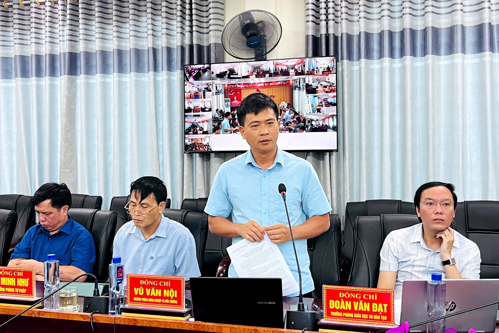 Lãnh đạo Phòng Nông nghiệp và Môi trường thảo luận tại phiên họp.