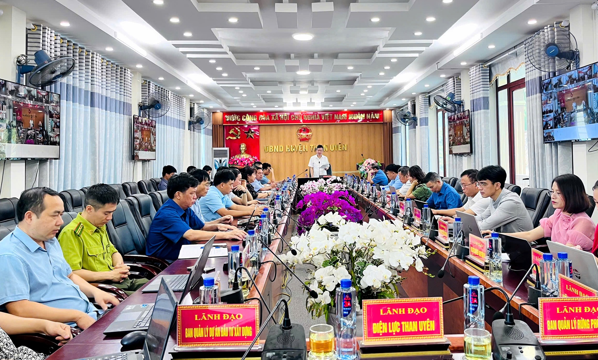 Quang cảnh phiên họp.