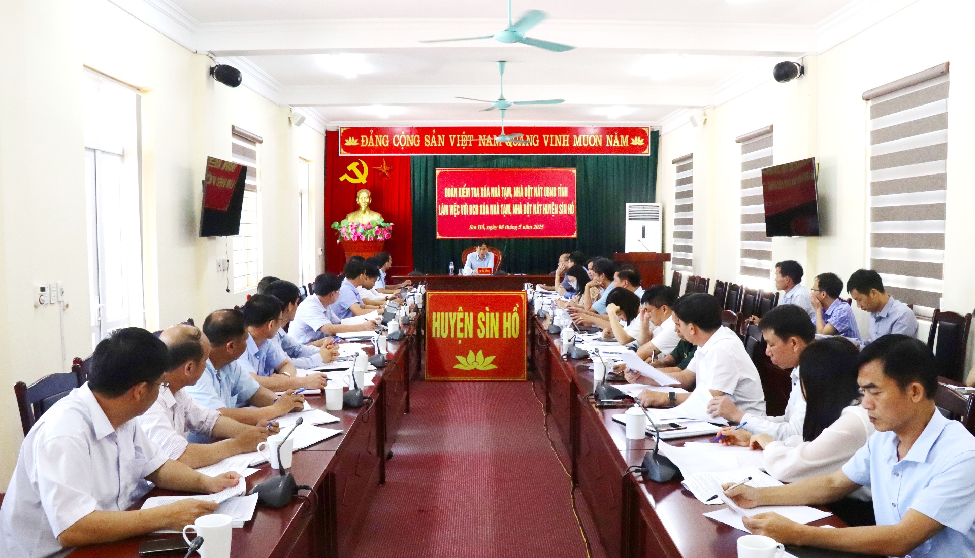 Quang cảnh buổi làm việc.