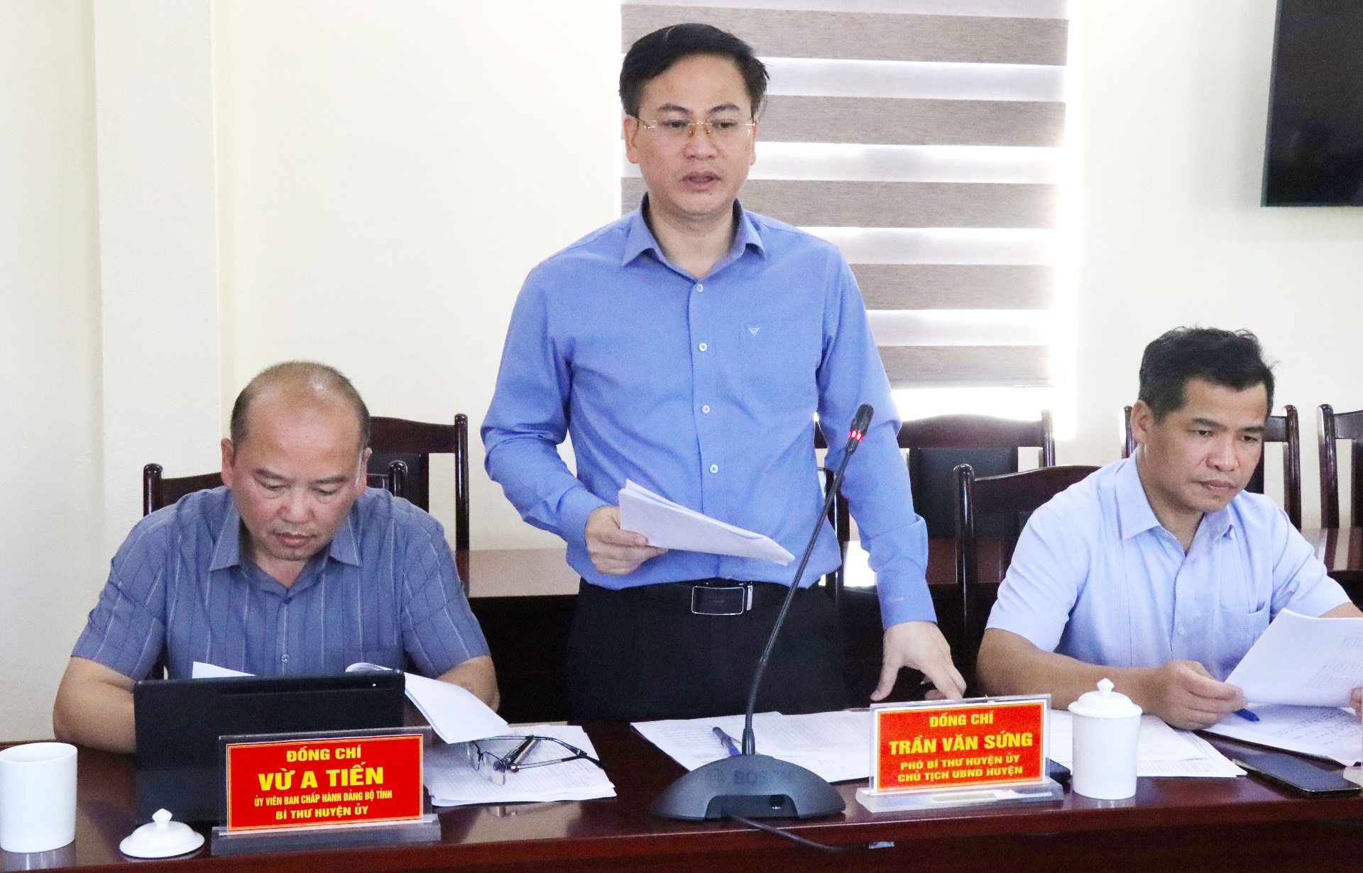 Đồng chí Trần Văn Sứng - Chủ tịch UBND huyện báo cáo kết quả xóa nhà tạm, nhà dột nát trên địa bàn huyện.