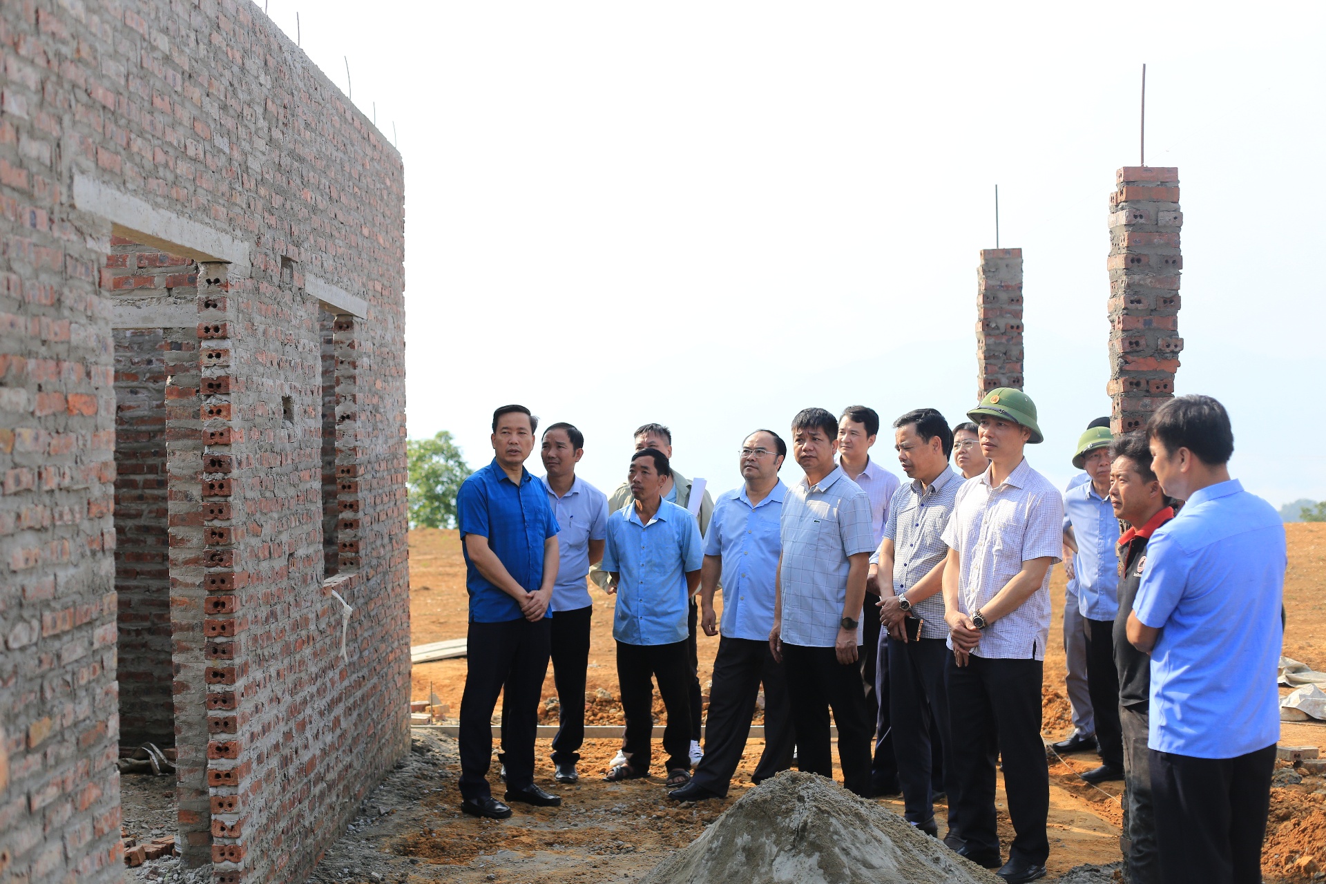 Đồng chí Lê Đức Dục - Ủy viên Ban Thường vụ Tỉnh ủy, Trưởng ban Tuyên giáo và Dân vận Tỉnh ủy, Tổ trưởng cùng các đồng chí lãnh đạo kiểm tra tiến độ xóa nhà tạm, nhà dột nát tại xã Nậm Pì.