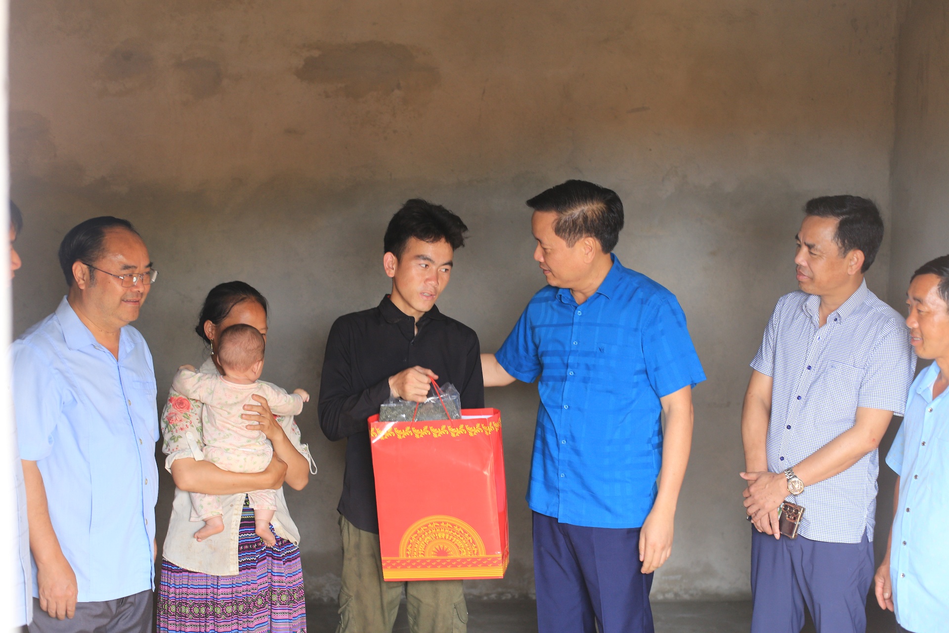 Tổ kiểm tra tặng quà người dân xã Nậm Pì thuộc diện được hỗ trợ xóa nhà tạm.
