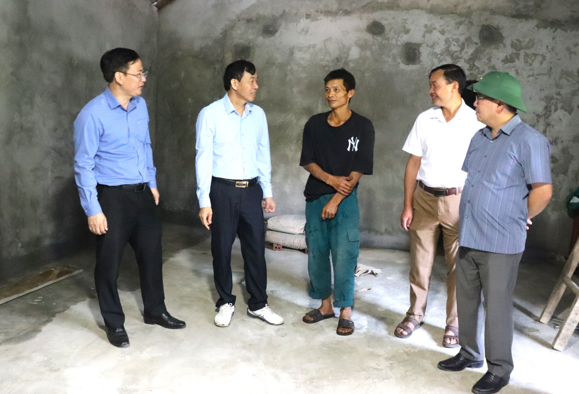 ...thăm hỏi chủ hộ làm nhà mới ở bản Tả Sử Trồ (xã Phăng Sô Lin).