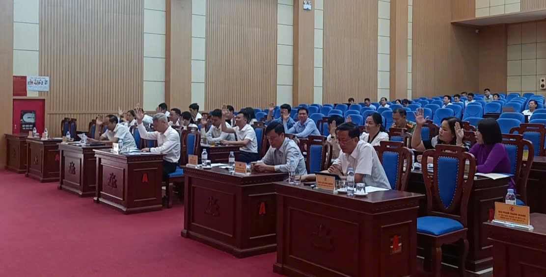 Các đại biểu giơ tay biểu quyết thông qua các Nghị quyết tại Kỳ họp. 