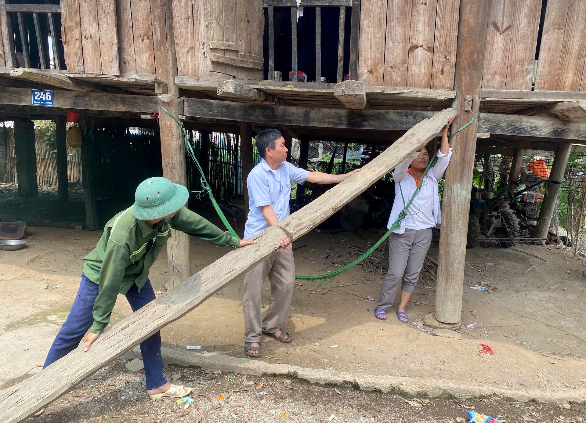 Người dân xã Mường Than (huyện Than Uyên) chủ động chằng néo nhà cửa để ứng phó với thiên tai. 