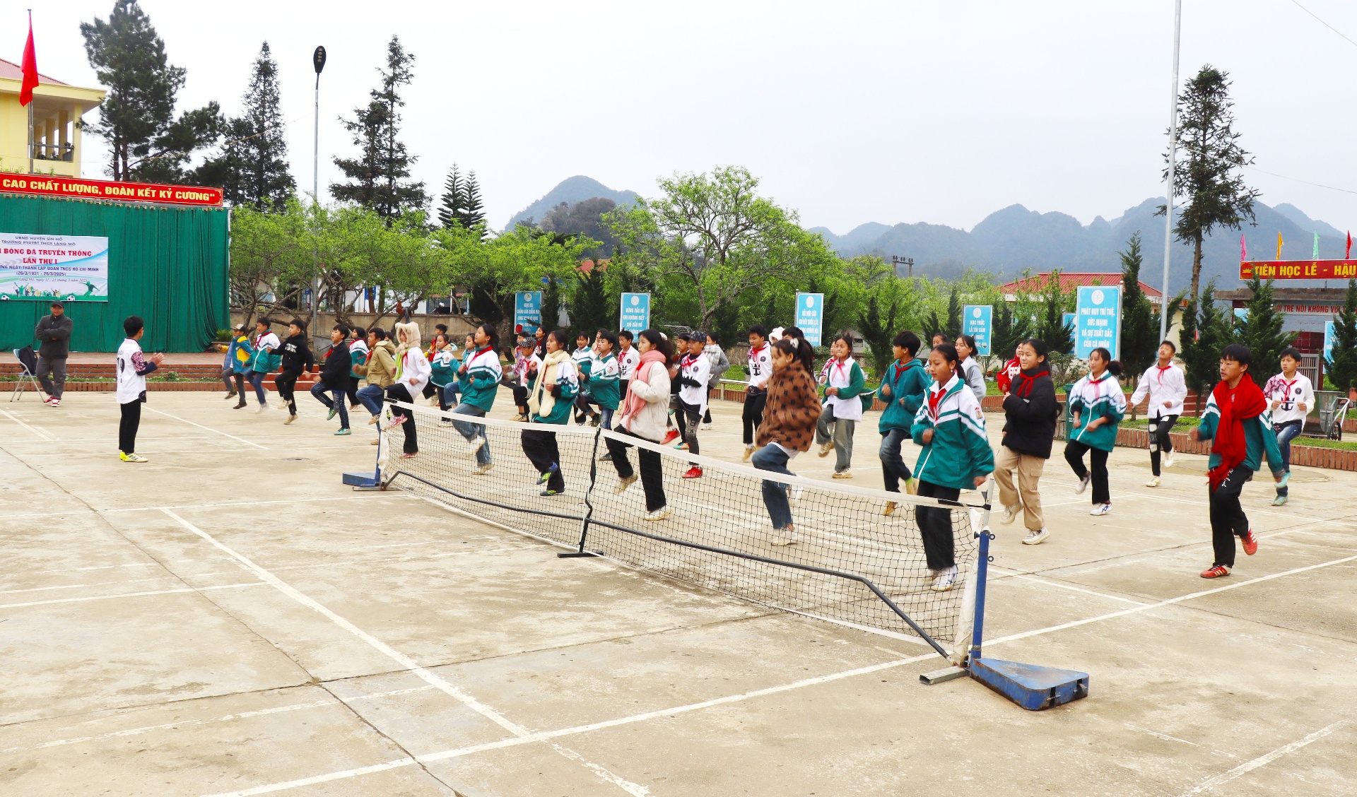 Các em học sinh thường xuyên được giáo dục thể chất, nâng cao sức khỏe.