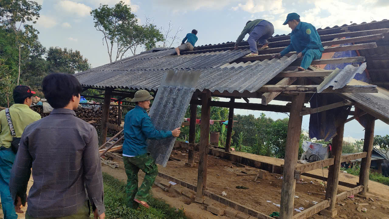 Người dân và lực lượng dân quân xã Pú Đao giúp người dân bản Hồng Ngài tháo dỡ nhà tạm, xây dựng nhà mới kiên cố.
