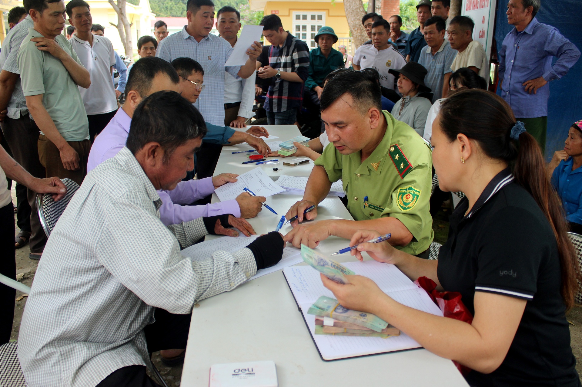 Người dân bản Củng (xã Ta Gia, huyện Than Uyên) nhận tiền chi trả dịch vụ môi trường rừng.