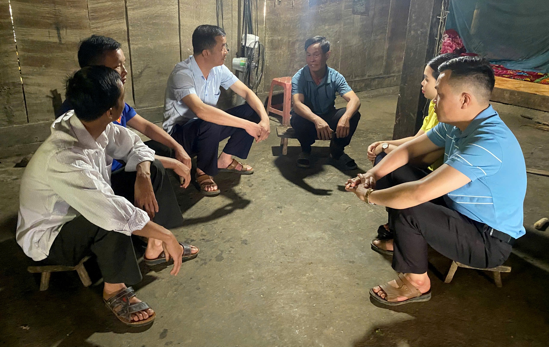 Lãnh đạo xã Tà Mung (huyện Than Uyên) tuyên truyền người dân chủ động gia cố nhà cửa, bờ bao, bờ thừa phòng chống thiên tai. 