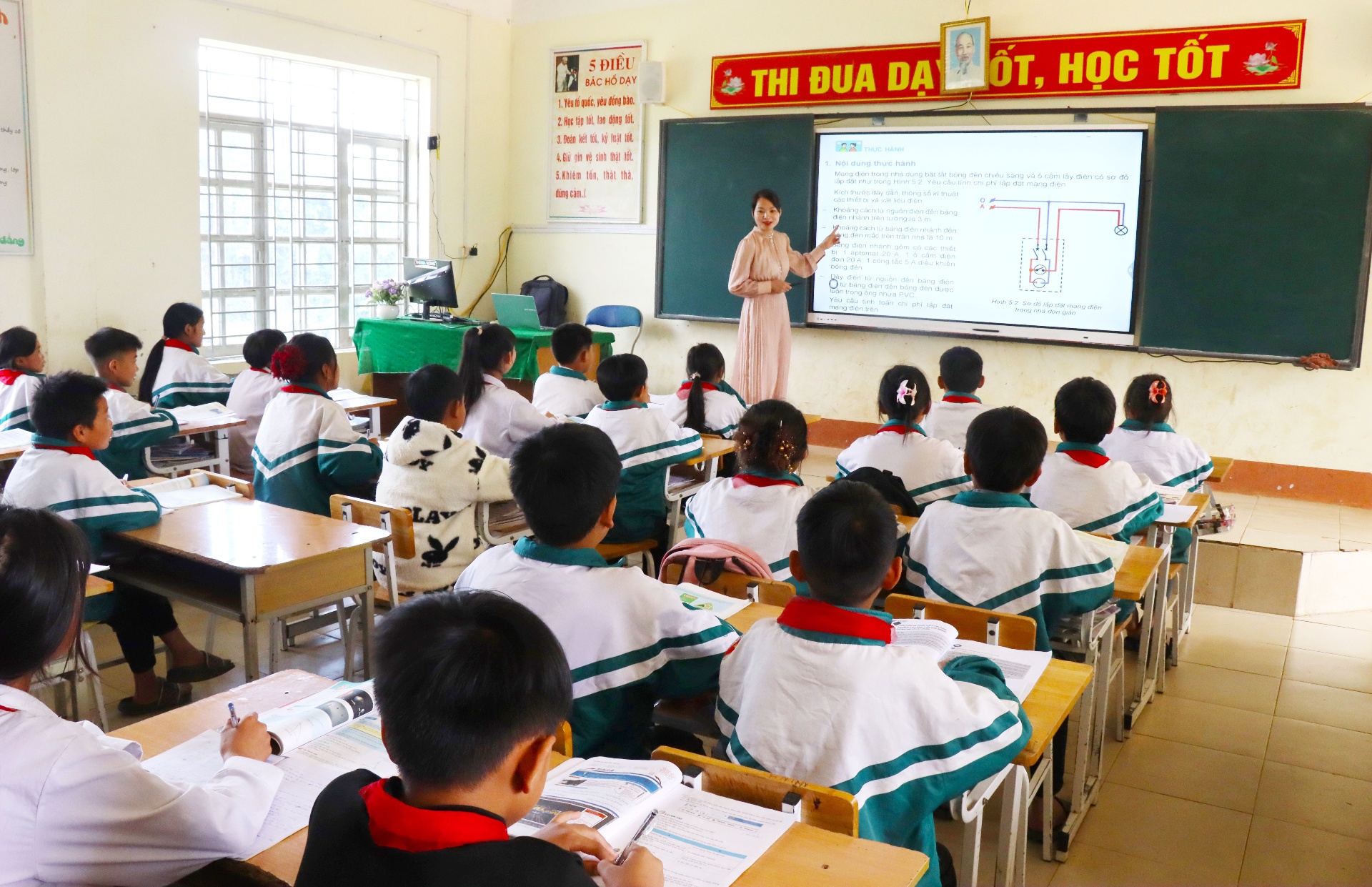 Việc dạy học trong nhà trường đã có công nghệ thông tin hỗ trợ.