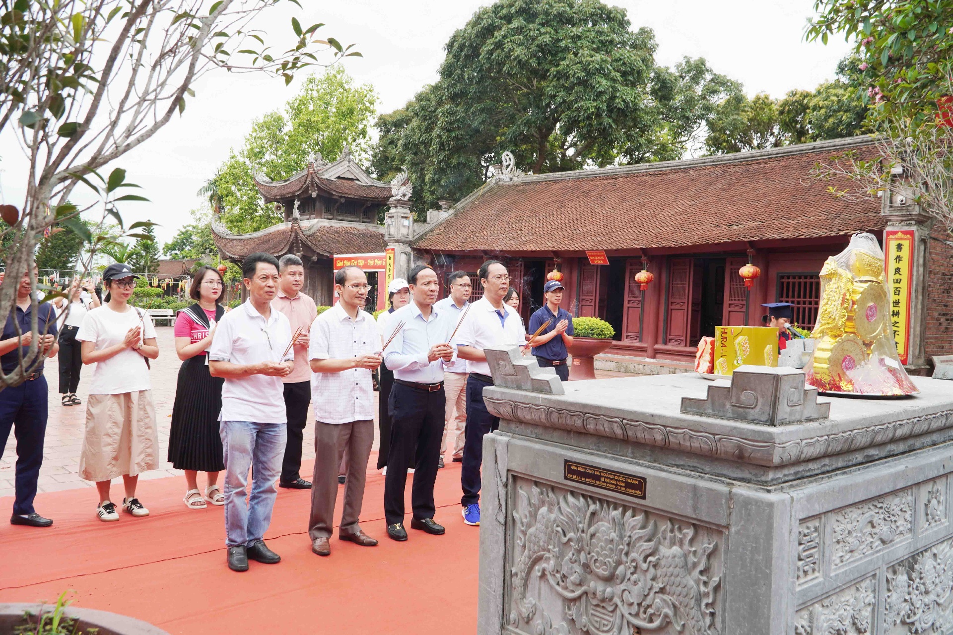 Đoàn công tác Báo Lai Châu và Báo Thừa Thiên Huế dâng hương tại di tích lịch sử Văn miếu Mao Điền, huyện Cẩm Giàng, tỉnh Hải Dương.