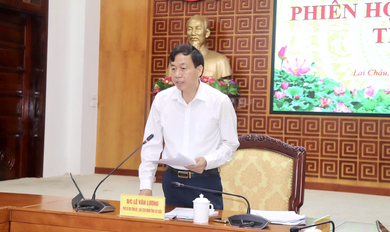 Đồng chí Lê Văn Lương – Phó Bí thư Tỉnh ủy, Chủ tịch UBND tỉnh phát biểu kết luận phiên họp. 