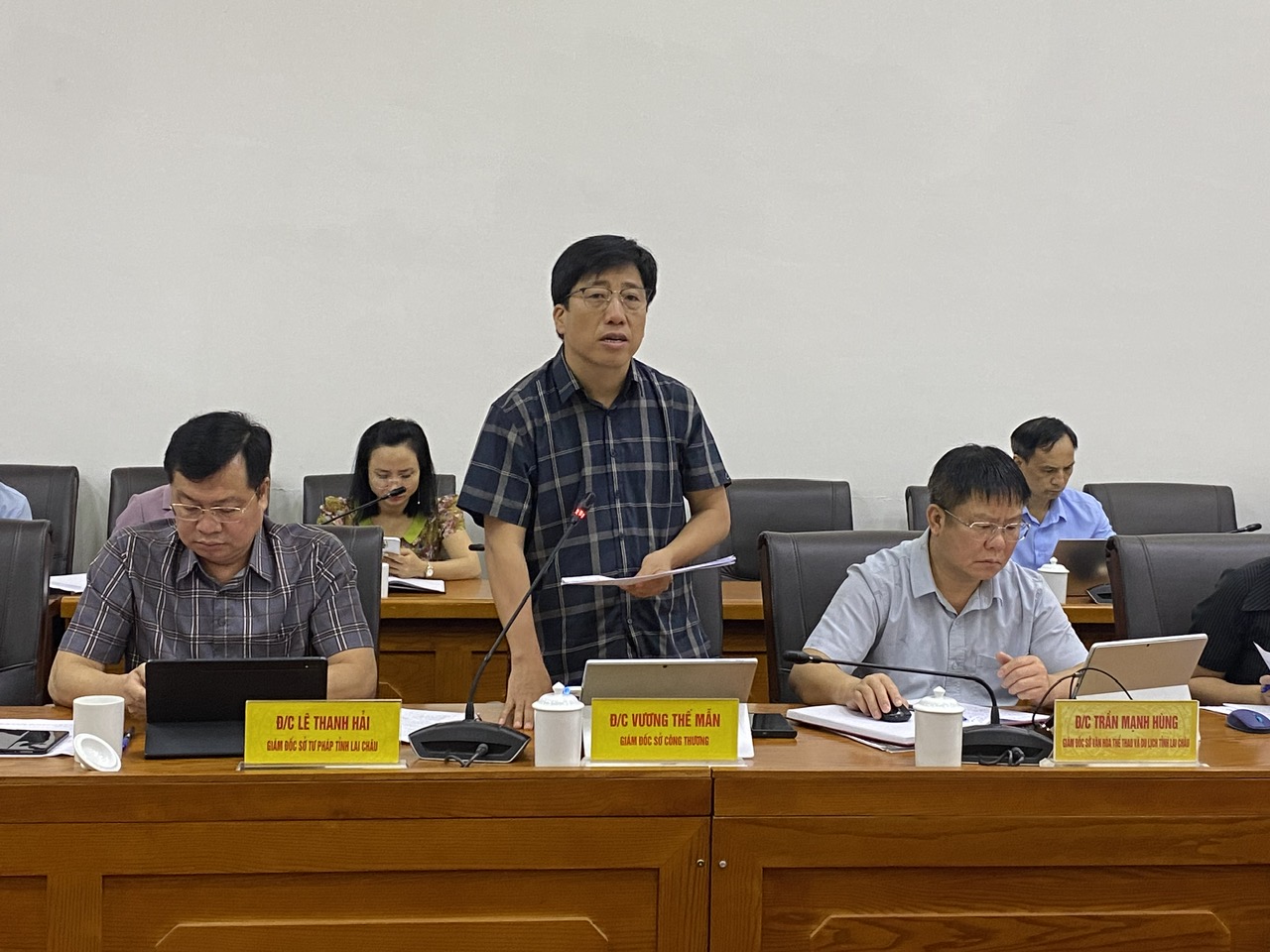 Đại biểu Sở Công thương làm rõ tình hình sản xuất điện trên địa bàn tỉnh.