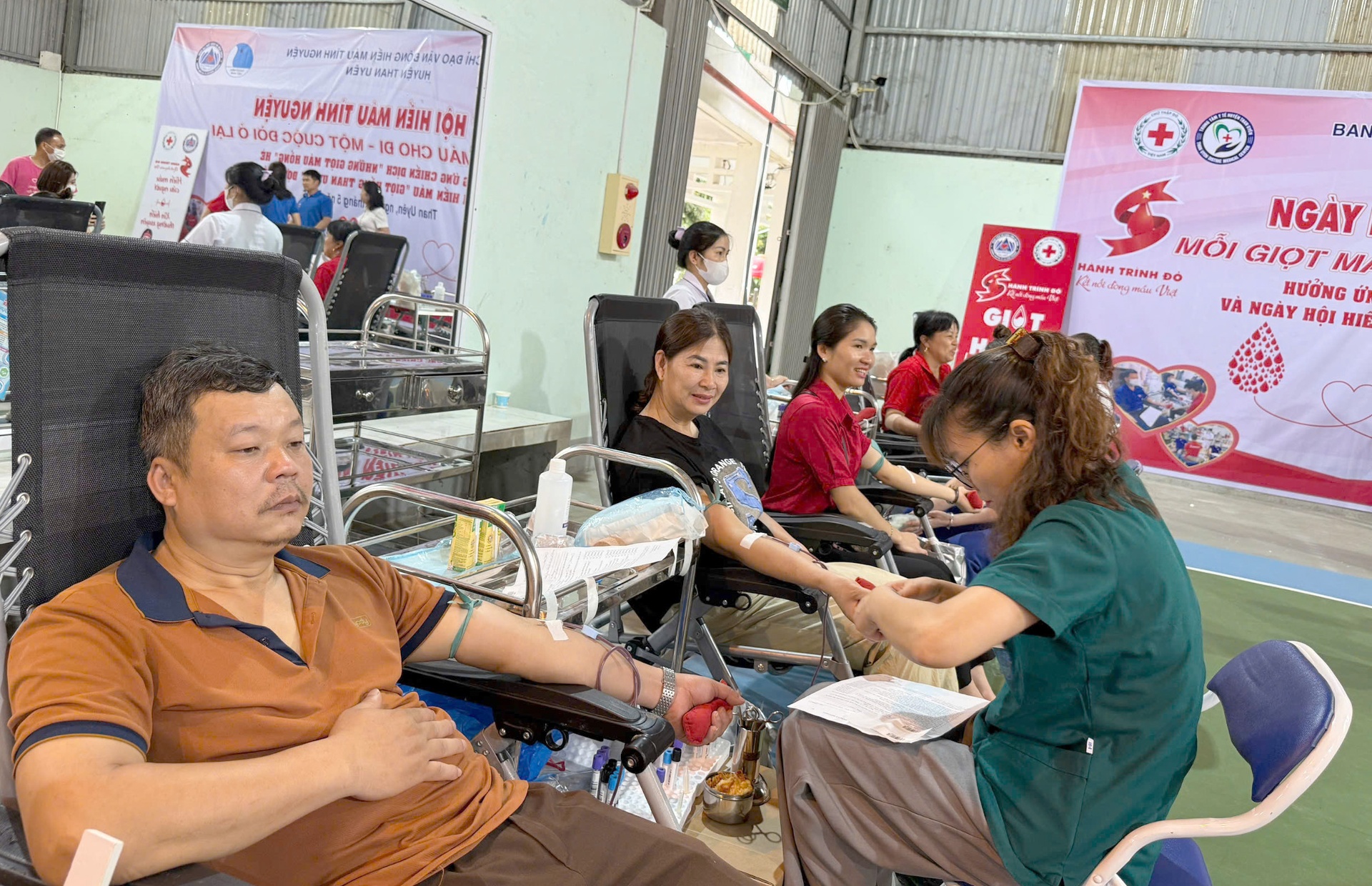Các tình nguyện viên tham gia hiến máu đợt 1 năm 2025 tại huyện Than Uyên.