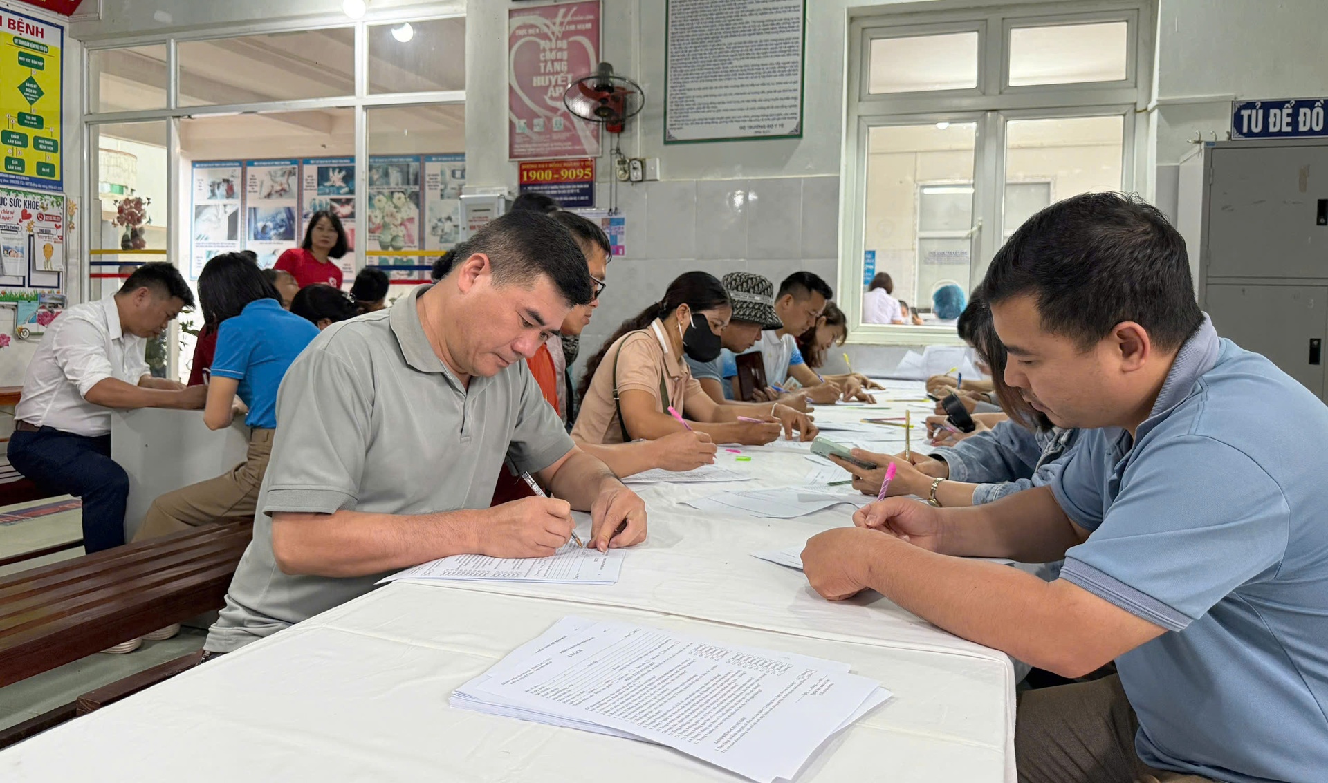 Nhiều tình nguyện viên đăng ký tham gia hiến máu từ rất sớm.