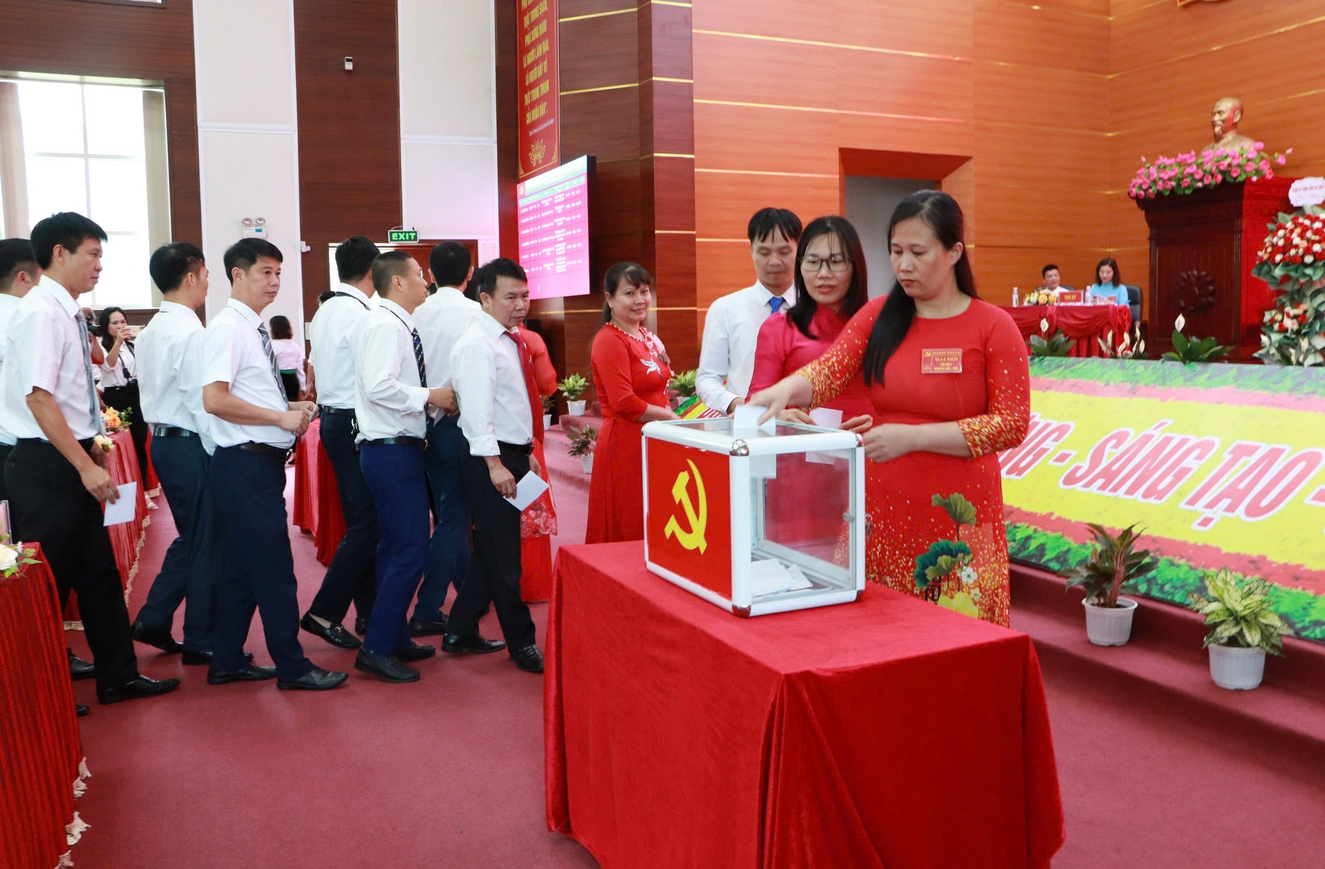 Đại biểu bỏ phiếu bầu Ban chấp hành Đảng bộ Sở Văn hóa, Thể thao và Du lịch khóa V, nhiệm kỳ 2025-2030.