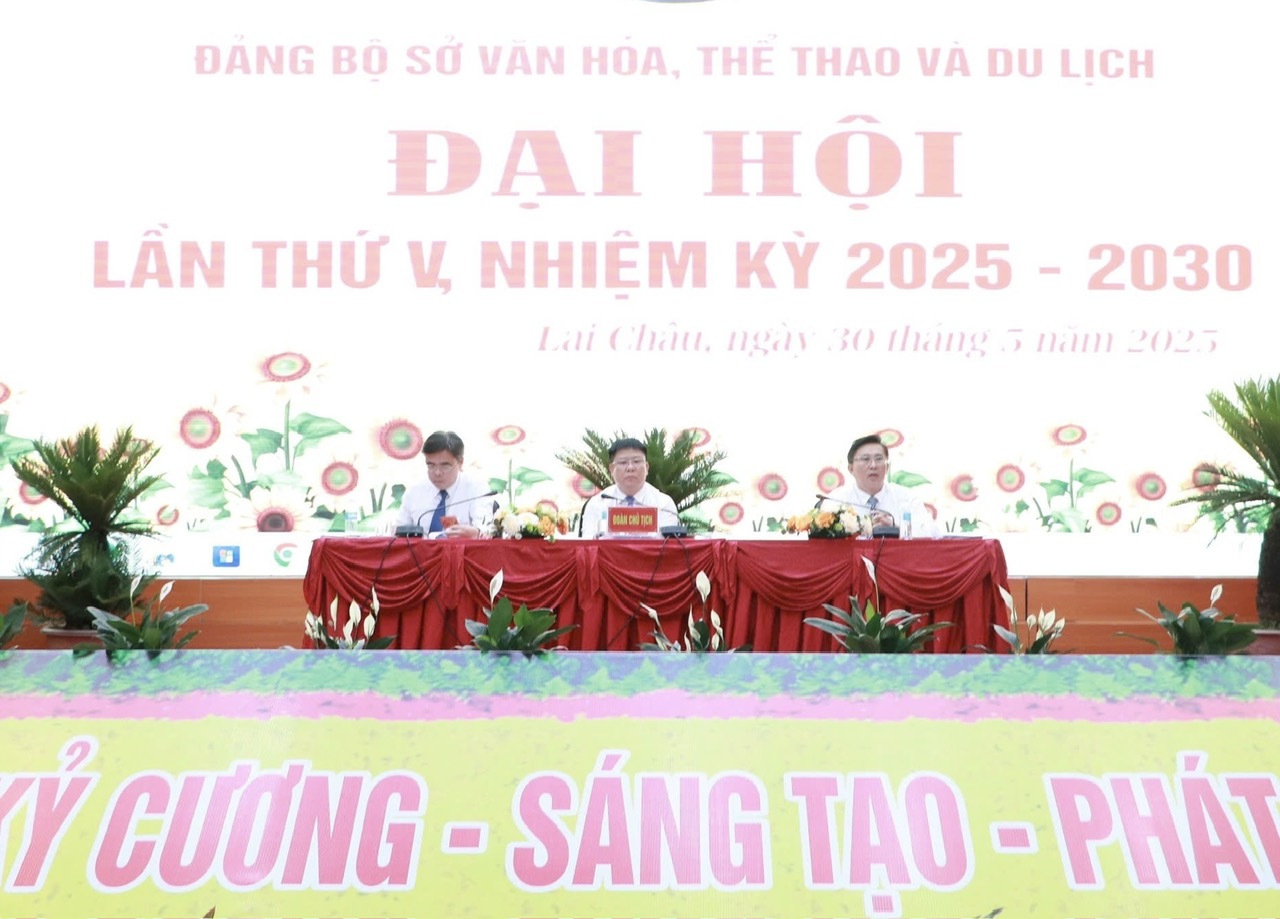 Đoàn chủ tịch chủ trì đại hội.