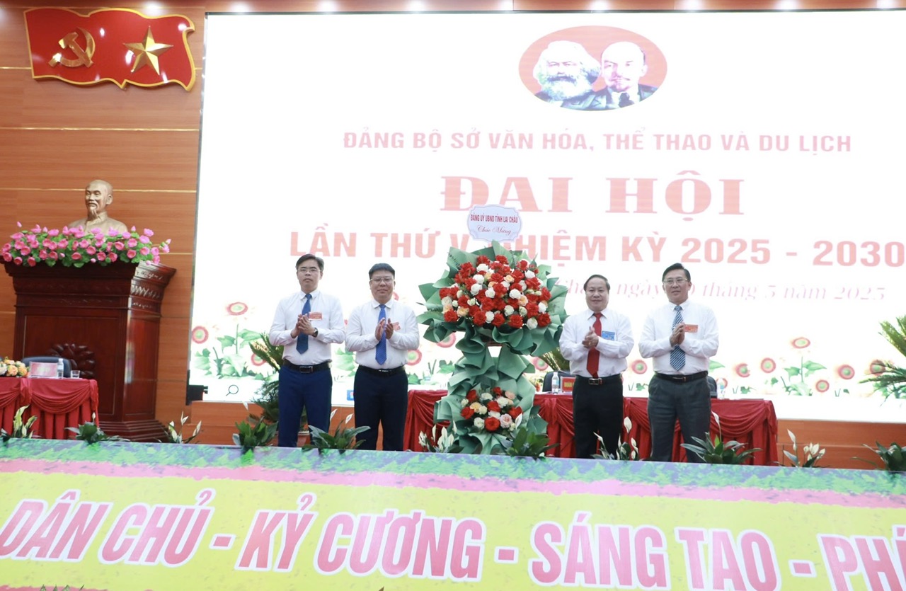Đồng chí Tống Thanh Hải - Ủy viên Ban Thường vụ Tỉnh ủy, Phó Chủ tịch Thường trực UBND tỉnh tặng hoa chúc mừng đại hội.