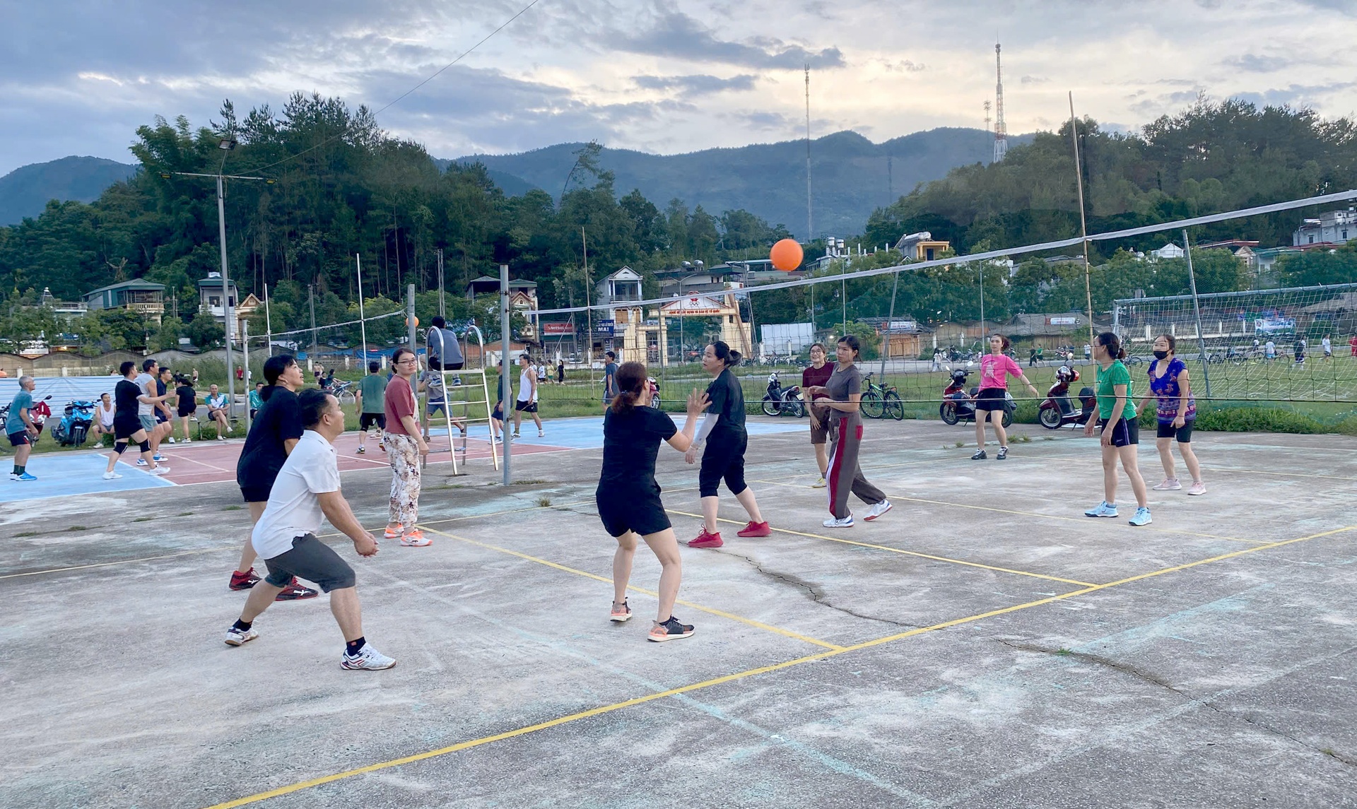 Người dân thị trấn Than Uyên rèn luyện sức khỏe với môn bóng chuyền hơi sau giờ làm việc.