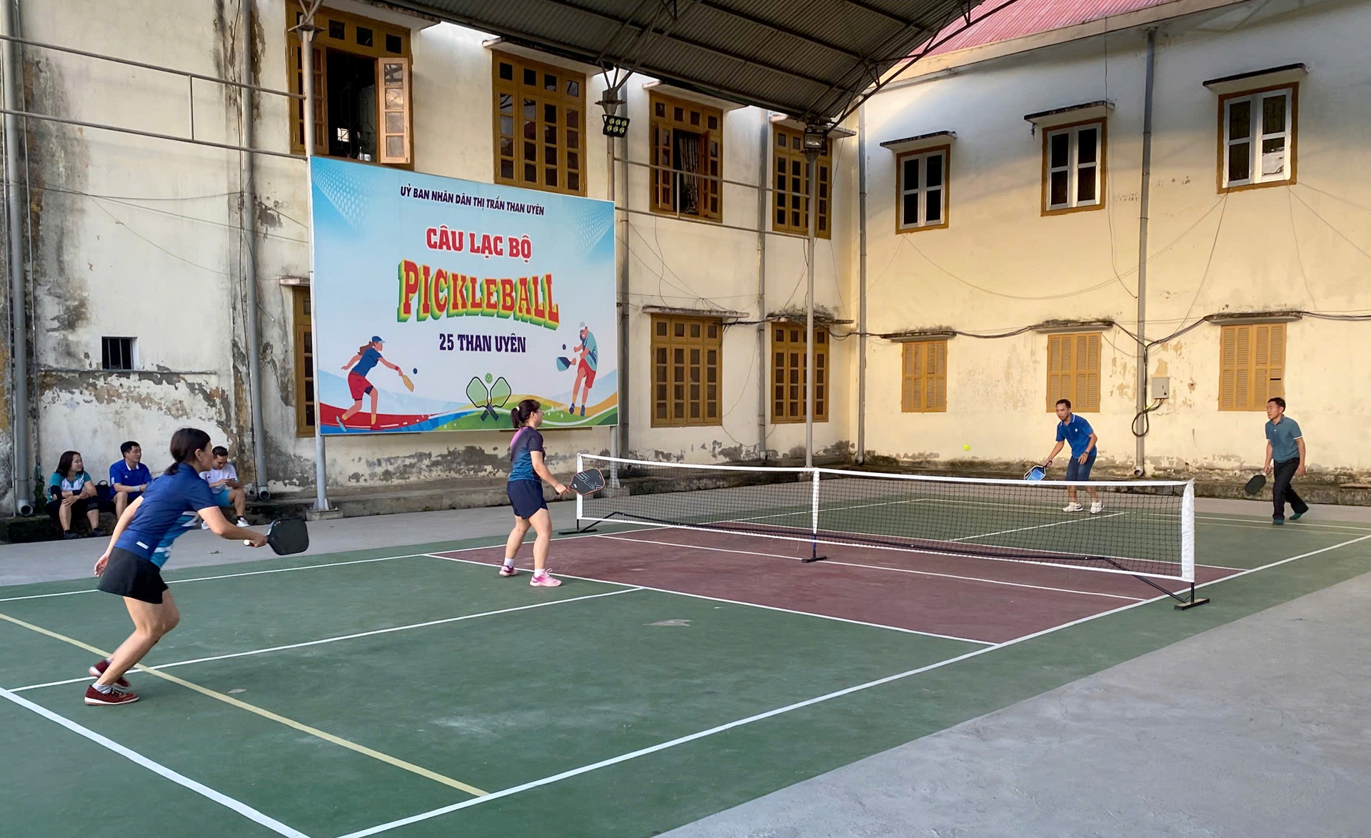 Pickleball - môn thể thao thu hút nhiều người dân tham gia tập luyện.