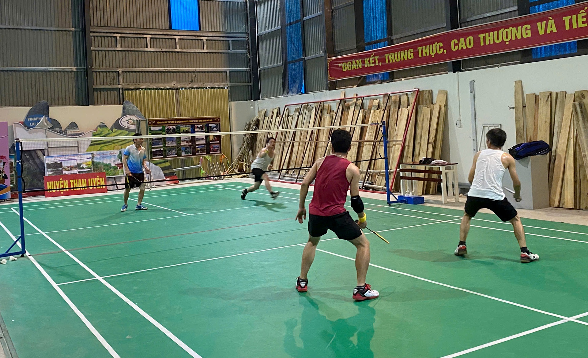 Môn cầu lông được người dân thị trấn lựa chọn như một hình thức rèn luyện thể chất hằng ngày.