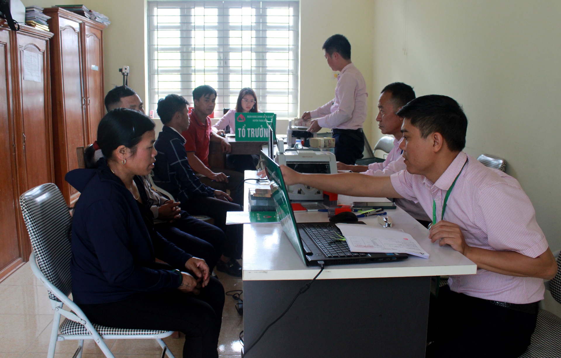 Cán bộ Phòng Giao dịch Ngân hàng CSXH huyện Than Uyên tư vấn, hỗ trợ nông dân vay vốn để phát triển kinh tế gia đình.