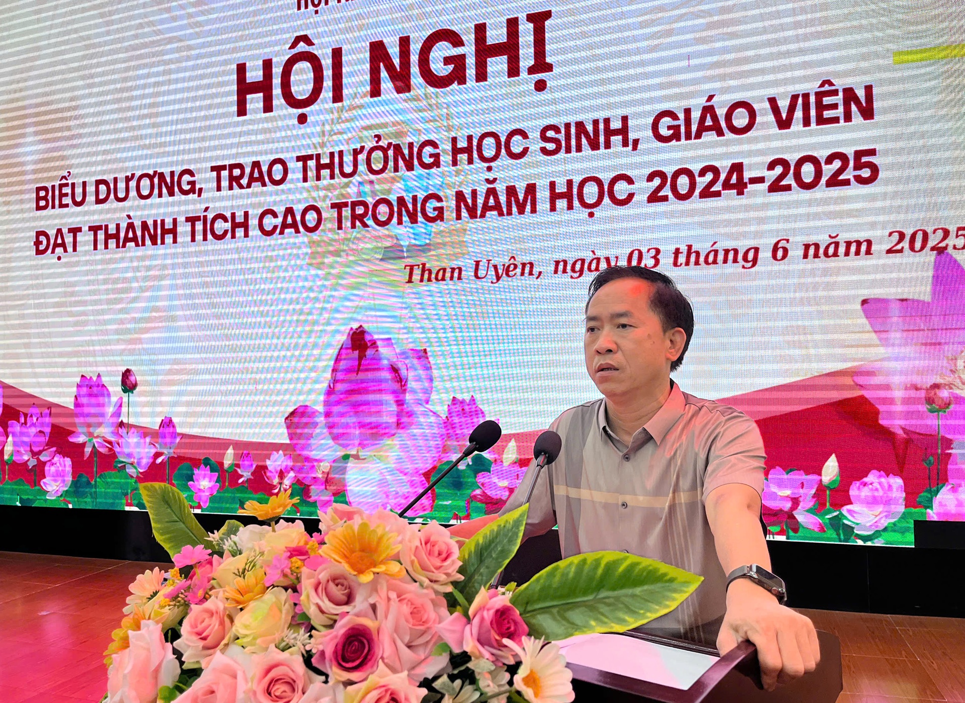Đồng chí Trần Quang Chiến - Phó Chủ tịch UBND huyện, Chủ tịch Hội Khuyến học huyện Than Uyên phát biểu tại Hội nghị. 