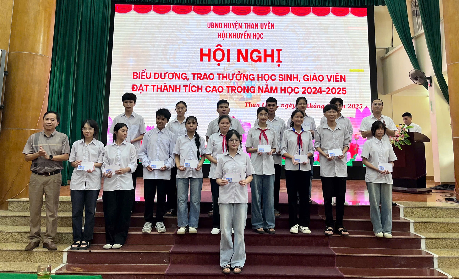 Lãnh đạo huyện Than Uyên trao thưởng cho học sinh đạt giải nhất trong các cuộc thi học sinh giỏi cấp tỉnh.
