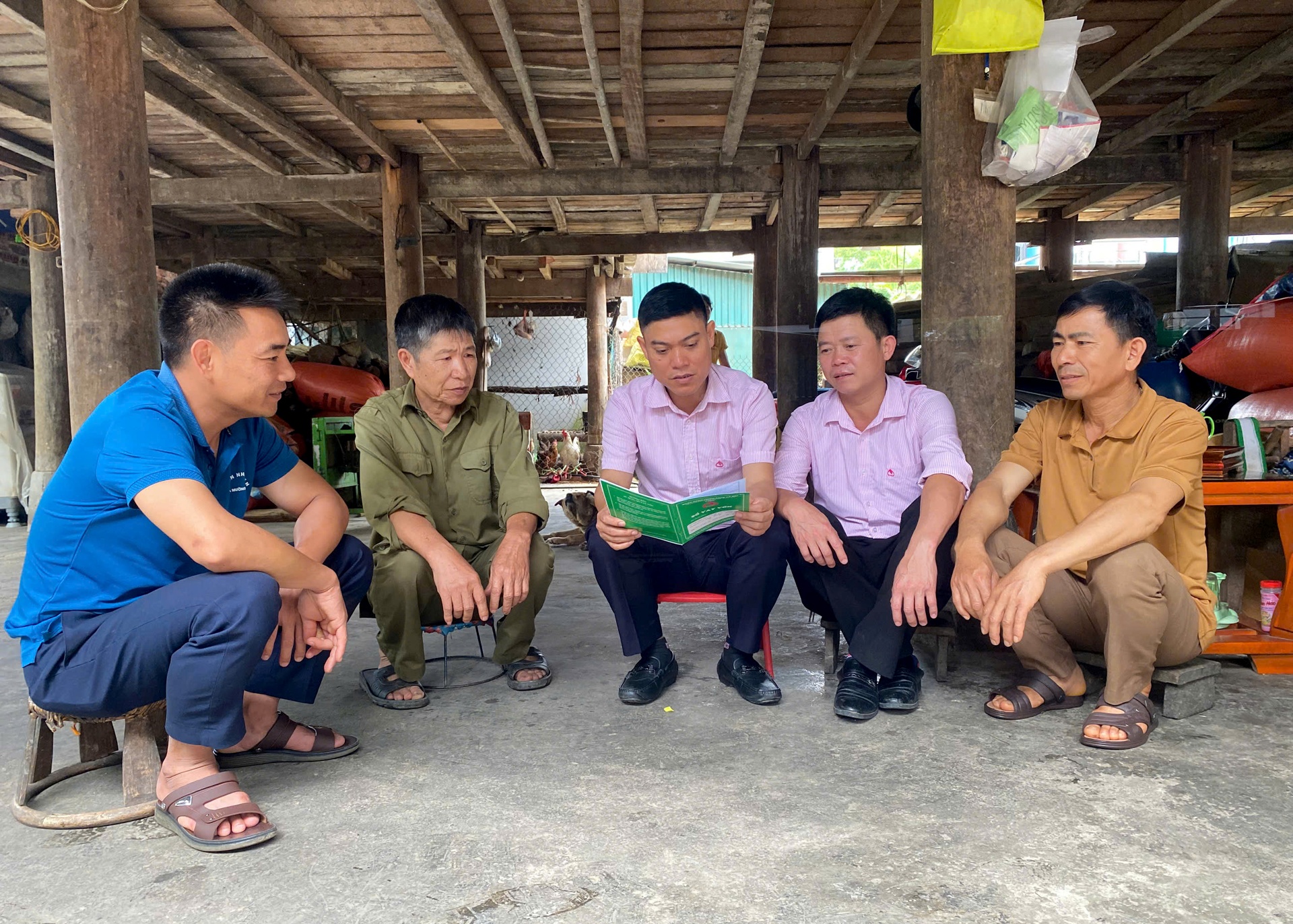 Cán bộ Phòng Giao dịch Ngân hàng CSXH huyện Than Uyên thường xuyên đến các hộ vay vốn để kiểm tra, giám sát đảm bảo nguồn vốn được vay sử dụng đúng mục đích. 