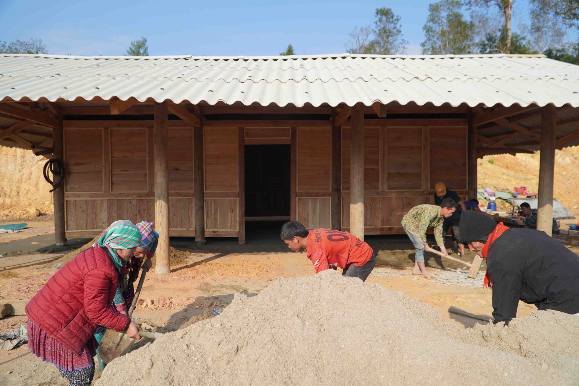 Nhiều hộ dân tại bản Nậm Pồ, xã Nậm Manh cùng giúp nhau xây dựng nhà cửa, xoá nhà tạm, nhà dột nát để có cuộc sống ổn định hơn.