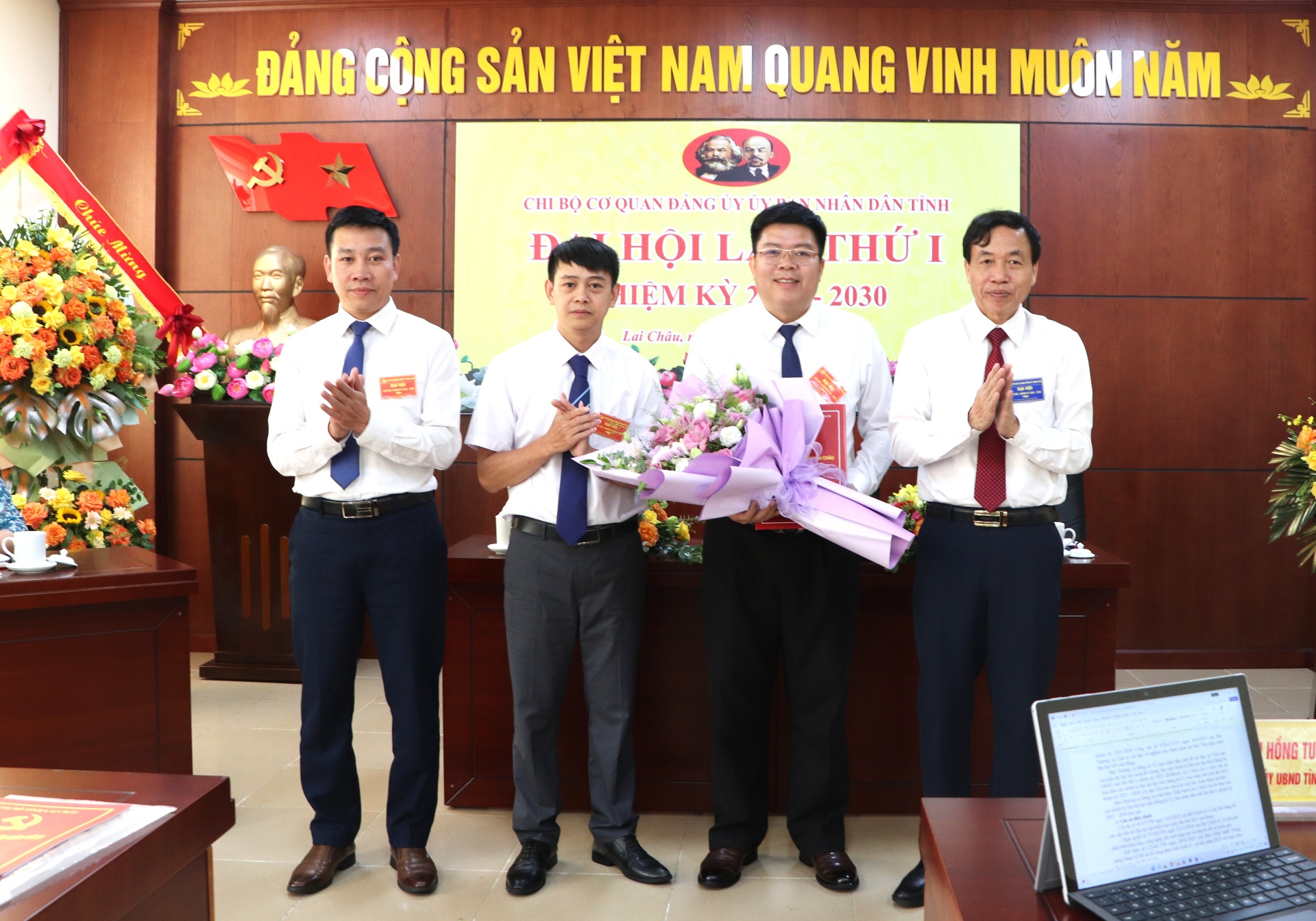 Đồng chí Lê Văn Lương - Phó Bí thư Tỉnh ủy, Chủ tịch UBND tỉnh, Bí thư Đảng ủy UBND tỉnh tặng hoa chúc mừng Ban Chi ủy khóa mới.