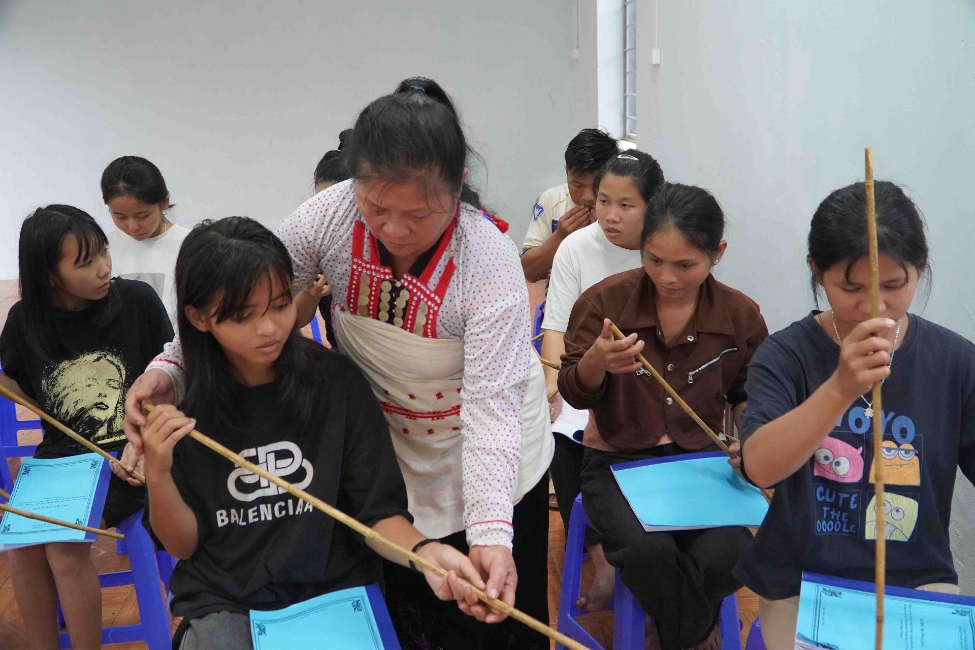 Không chỉ phát triển kinh tế, nhiều giá trị văn hoá truyền thống tốt đẹp trong đồng bào Mảng cũng được đầu tư truyền dạy, bảo tồn.