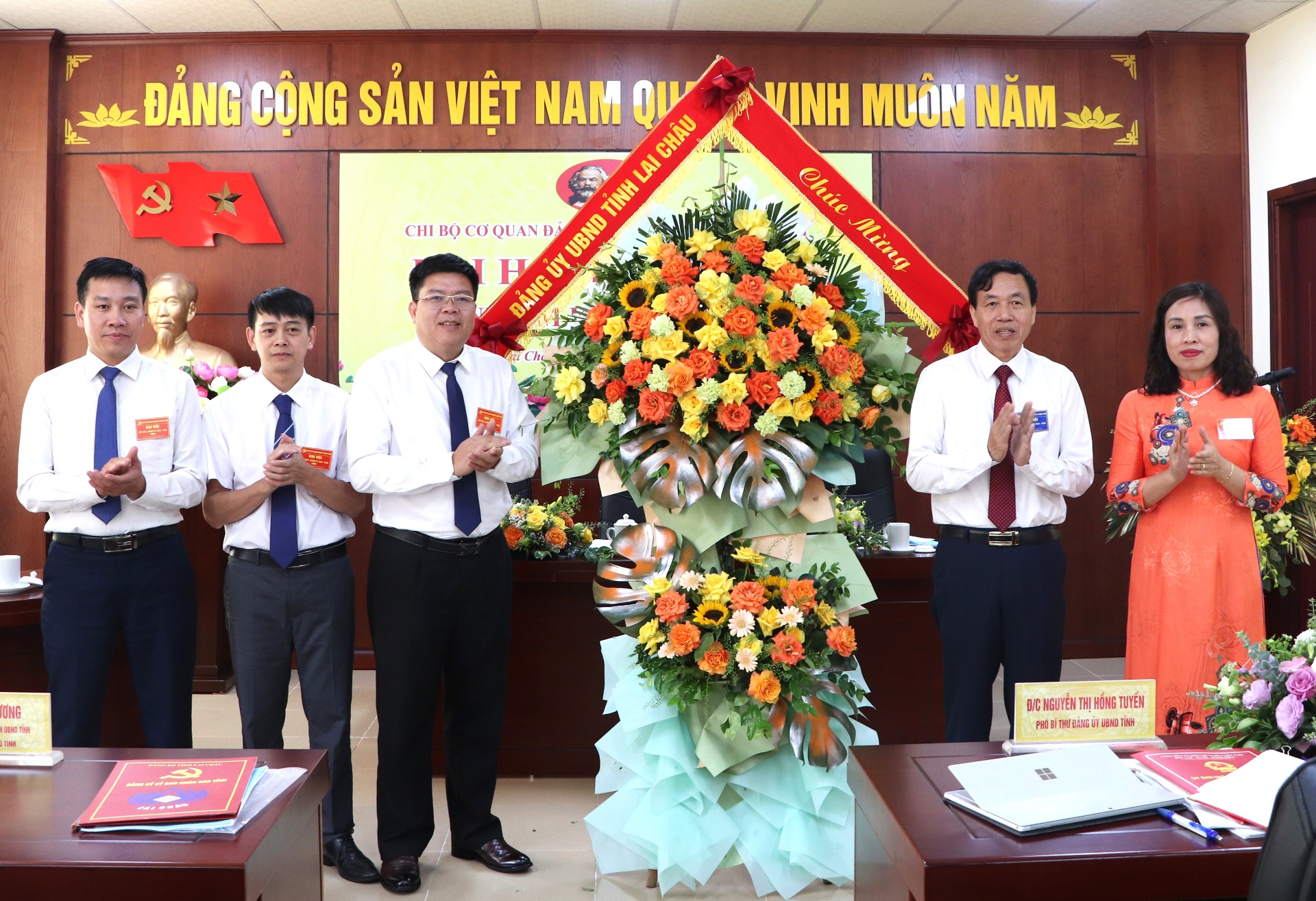 Đồng chí Lê Văn Lương - Phó Bí thư Tỉnh ủy, Chủ tịch UBND tỉnh, Bí thư Đảng ủy UBND tỉnh tặng hoa chúc mừng Đại hội.