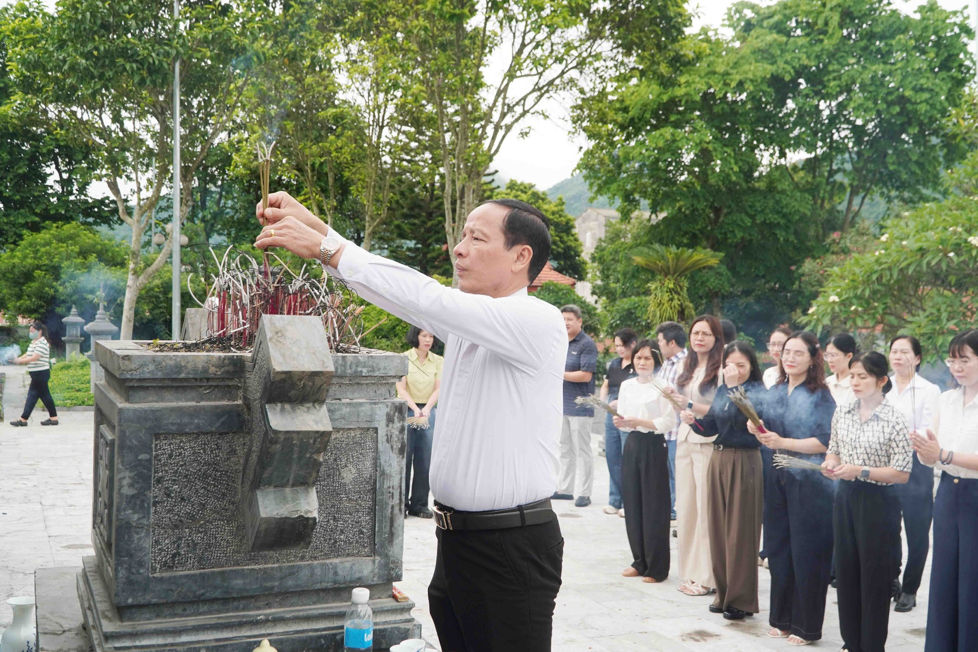 Đồng chí Nguyễn Viết Mạnh - Bí thư Chi bộ, Tổng Biên tập Báo Lai Châu, Chủ tịch Hội Nhà báo tỉnh dâng hương các Anh hùng liệt sỹ.